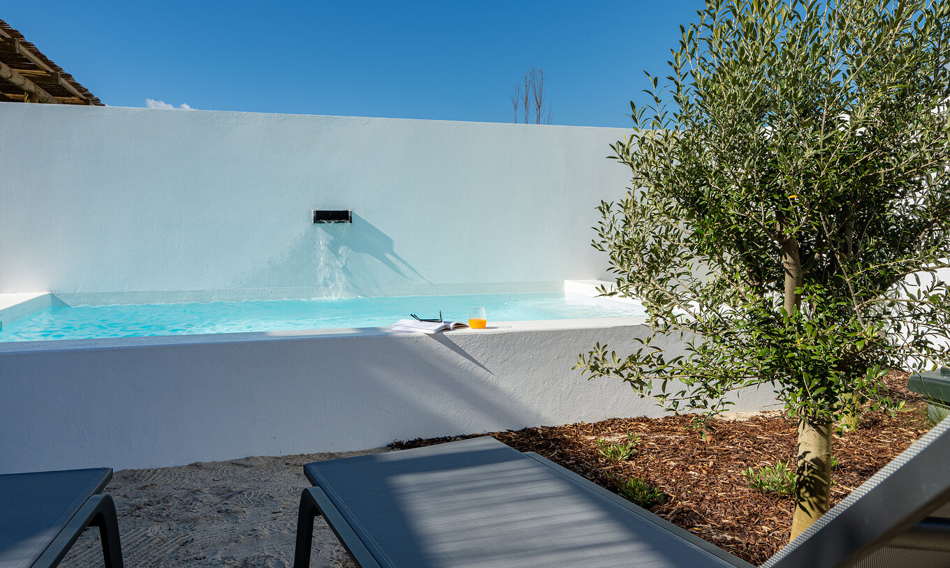 Die Superior Villa im Pestana Comporta Village Residences verfügt über einen Pool mit Wasserfall und mehreren Sonnenliegen