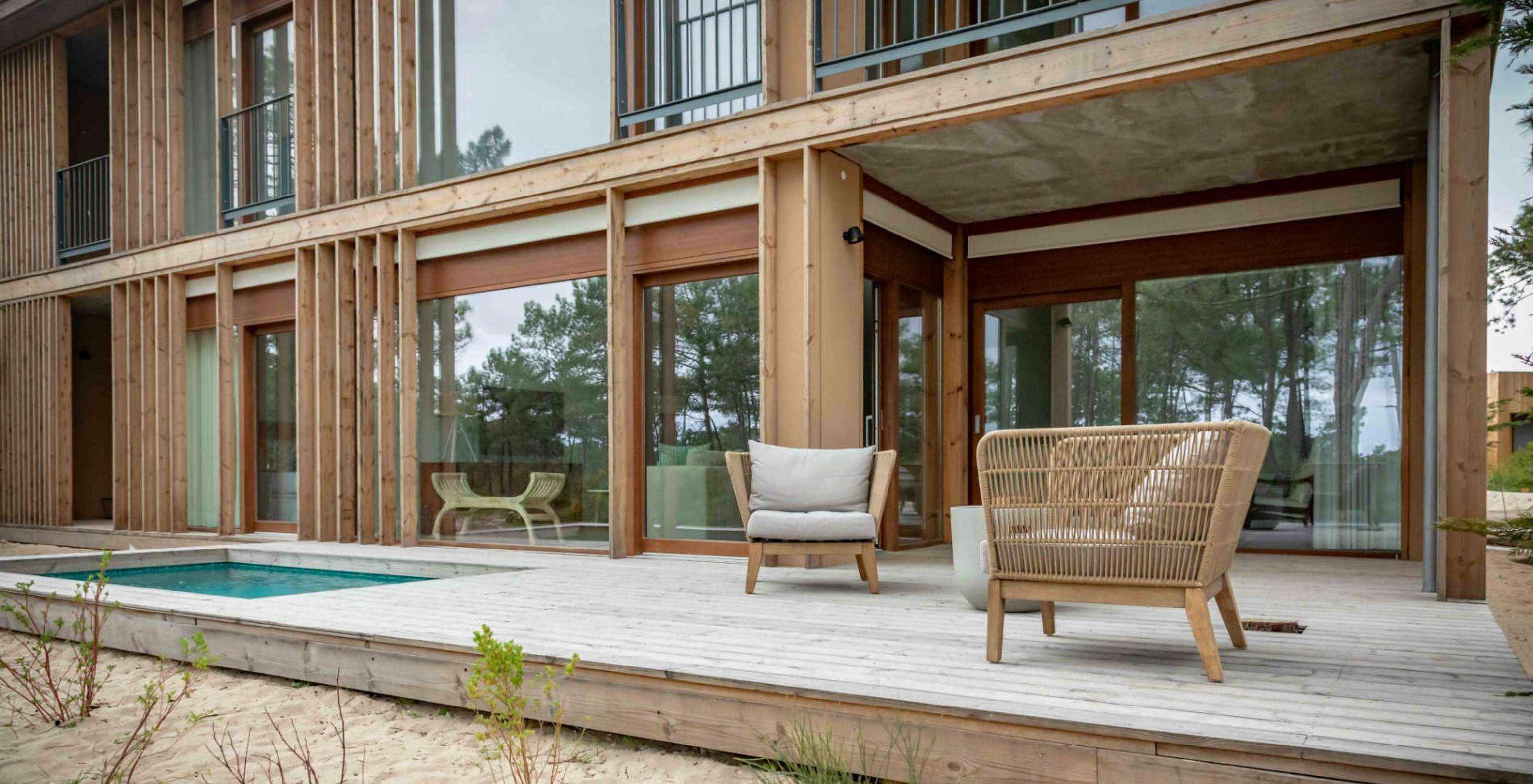 Apartment Eco Village Erdgeschoss Ausblick Pestana Tróia Eco Resort hat ein Deck mit Pool und zwei Stühlen