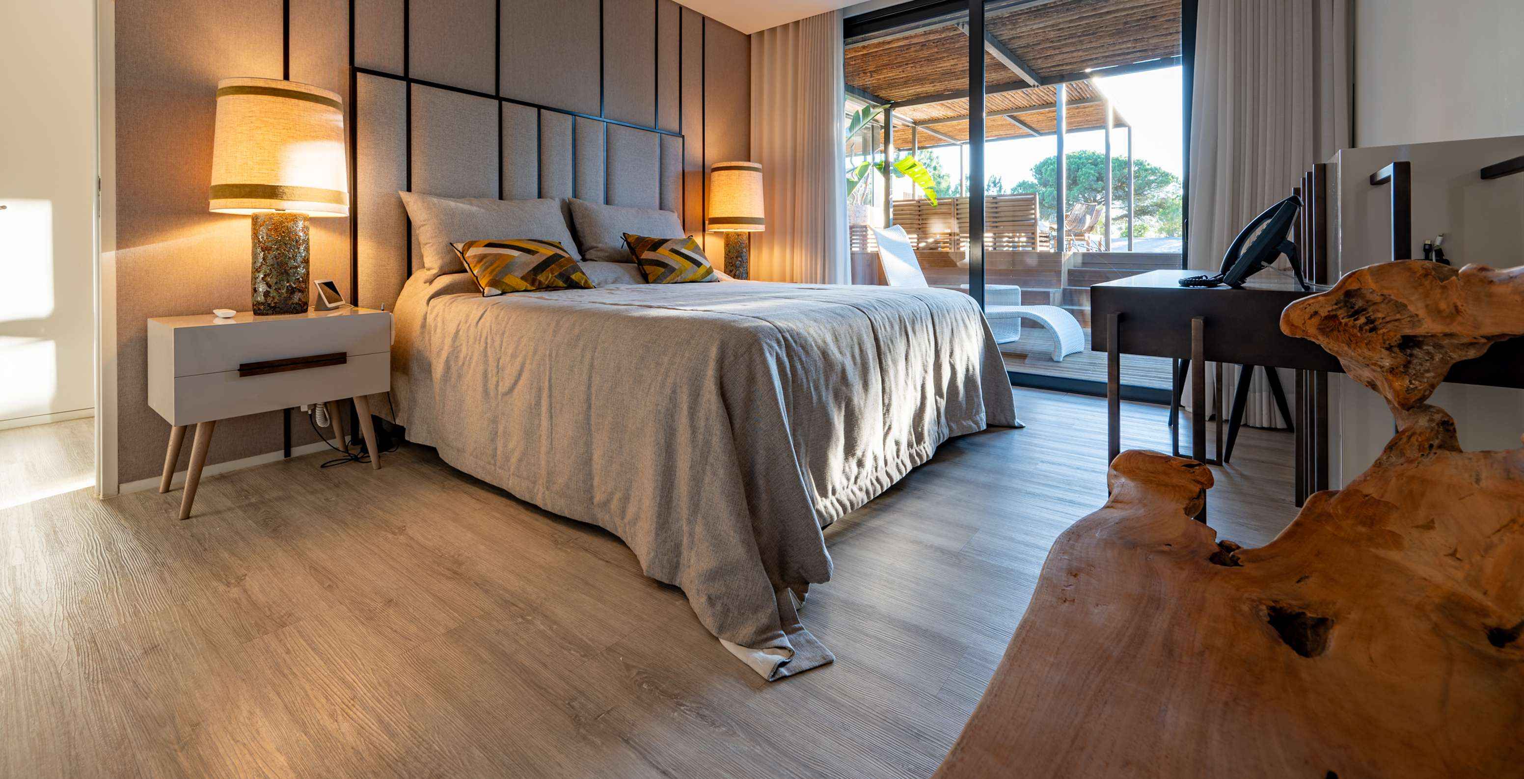 Exclusive Villen mit Privatpool Pestana Tróia Eco Resort hat ein Doppelbett mit Zugang zur Terrasse