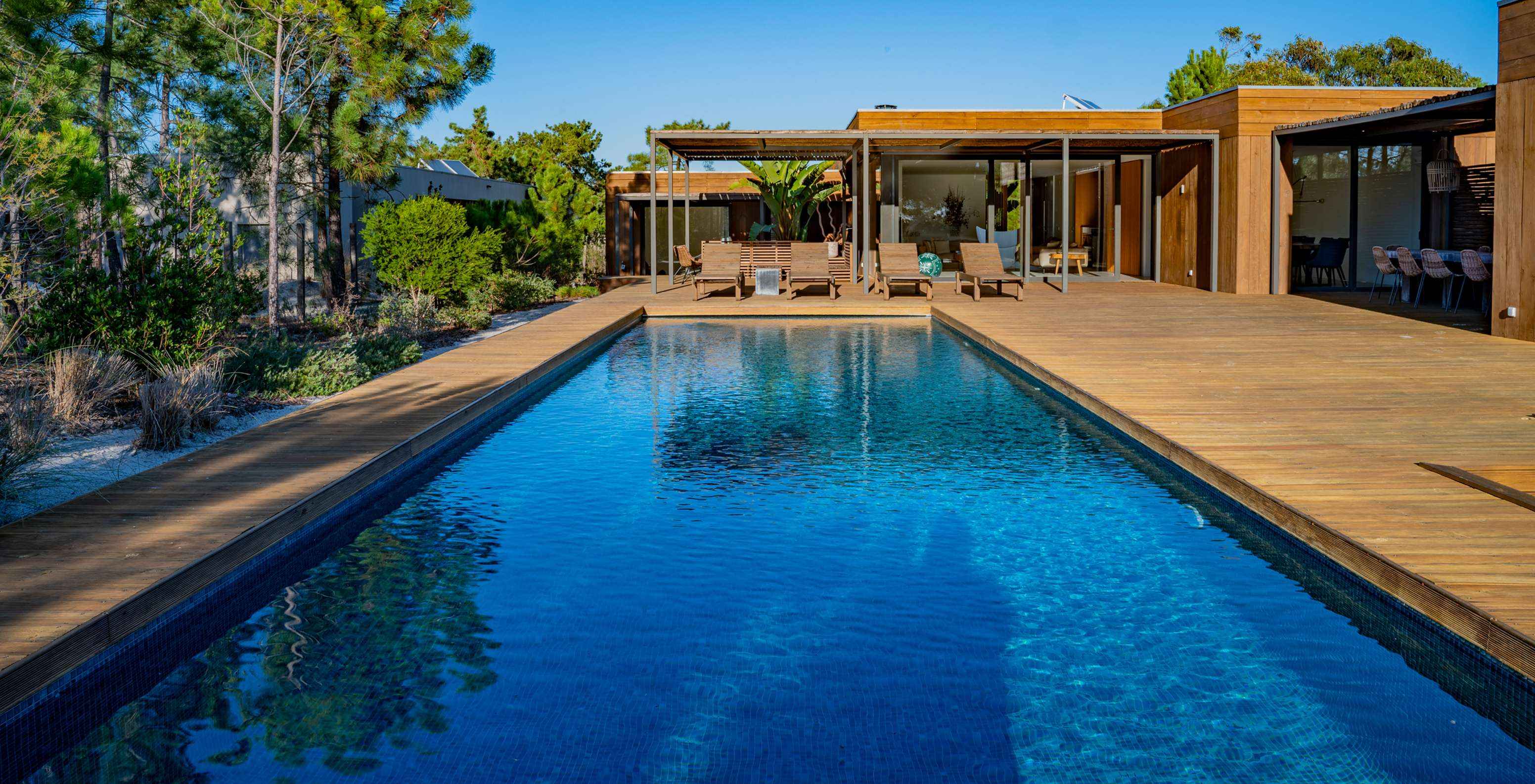 Exclusive Villen mit Privatpool Pestana Tróia Eco Resort hat einen großen Pool mit Liegen