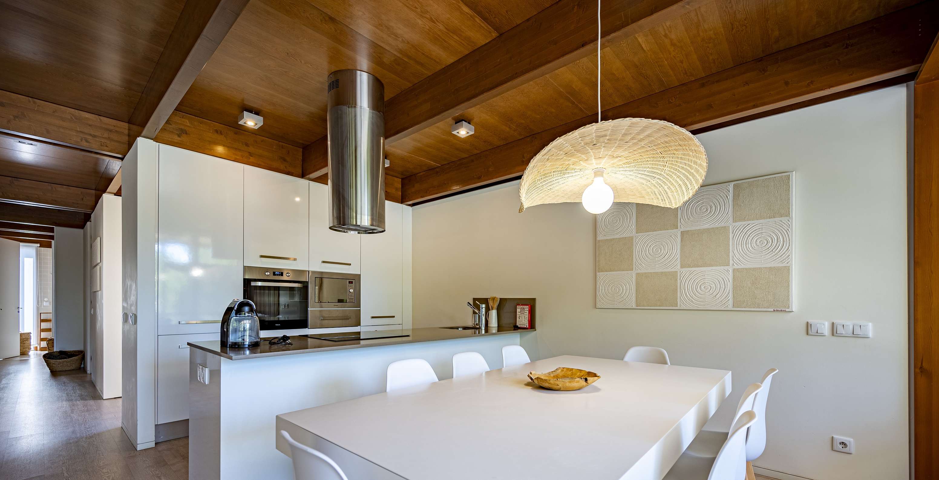 Tree Villa mit Privatpool Pestana Tróia Eco Resort hat eine ausgestattete Küche und Tisch mit Stühlen