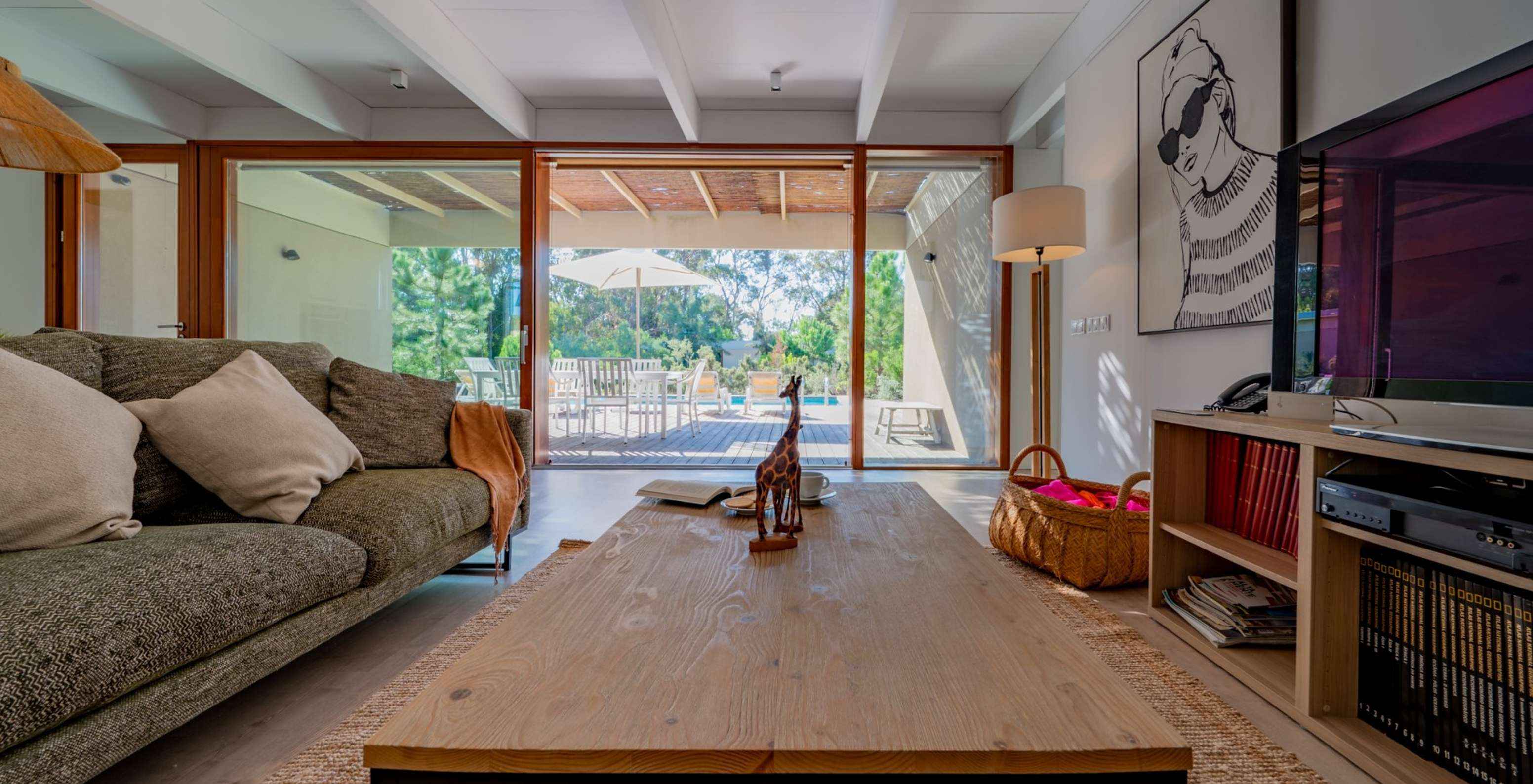 Villen mit 4 Schlafzimmern Pestana Tróia Eco Resort hat ein Wohnzimmer mit Sofa und Zugang zur Terrasse