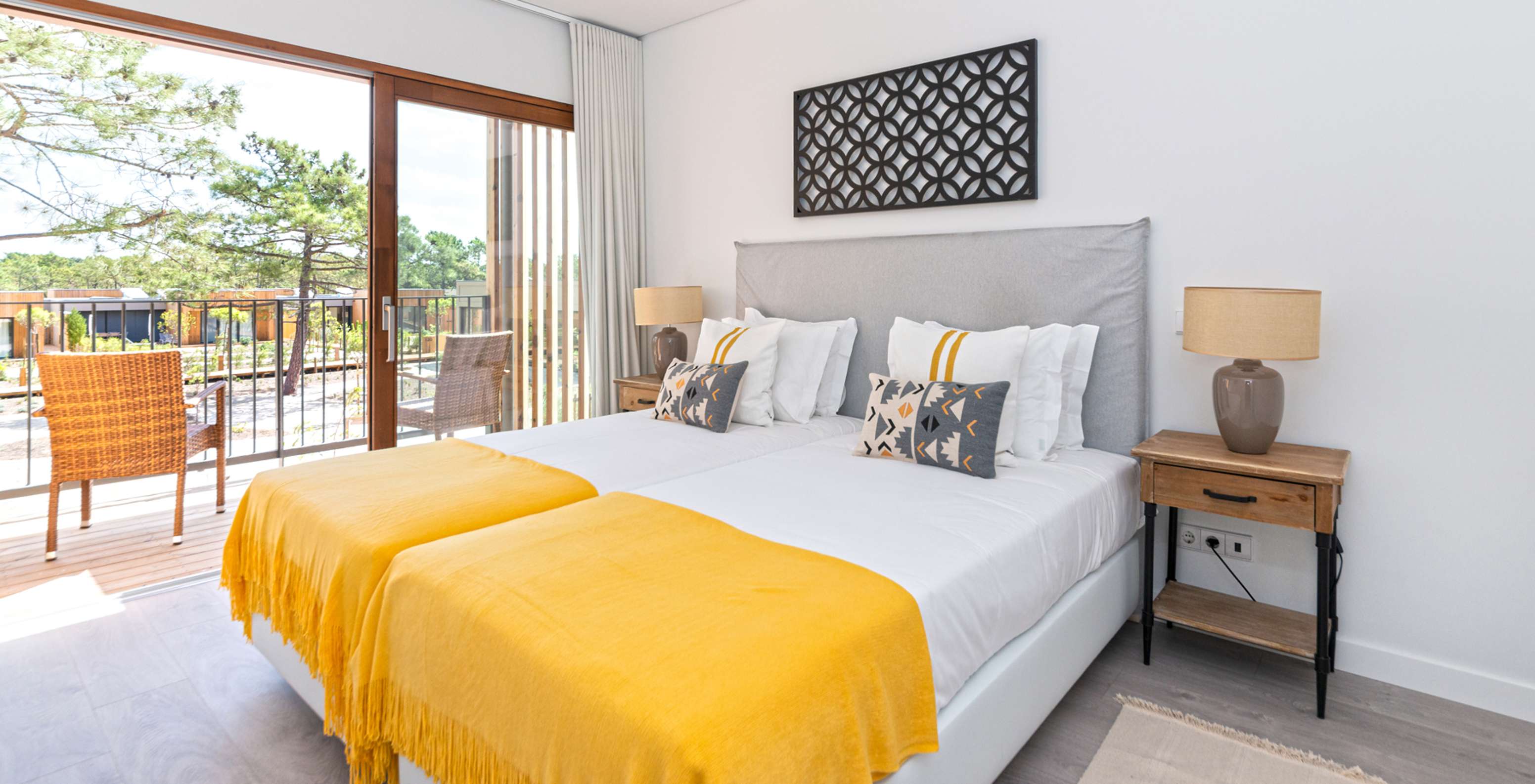 Apartment Eco Village 1. Stock Pestana Tróia Eco Resort hat zwei Betten und einen Balkon mit Blick auf die Natur