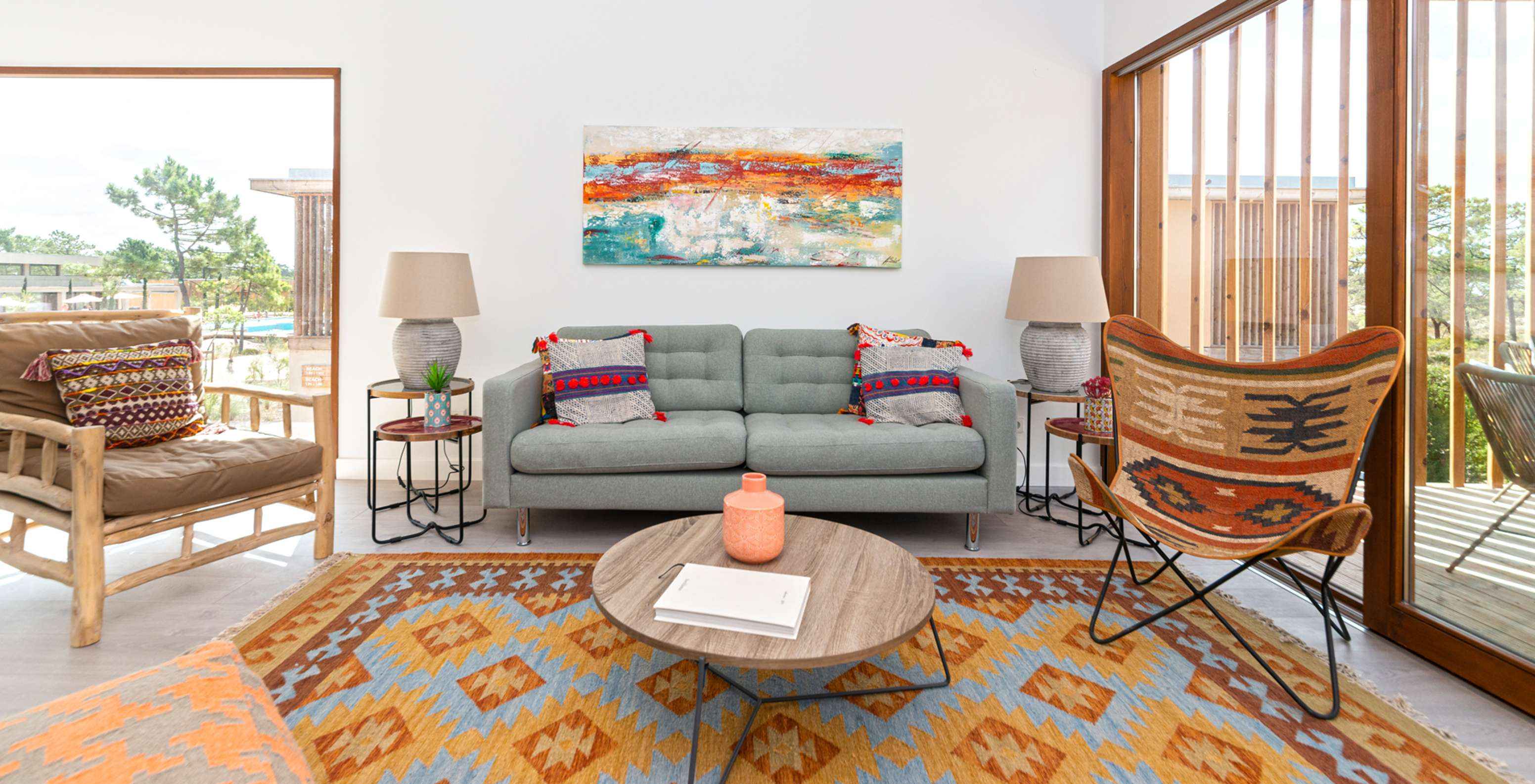 Apartment Eco Village 1. Stock Pestana Tróia Eco Resort hat ein Sofa, Stühle, einen Teppich und einen Tisch