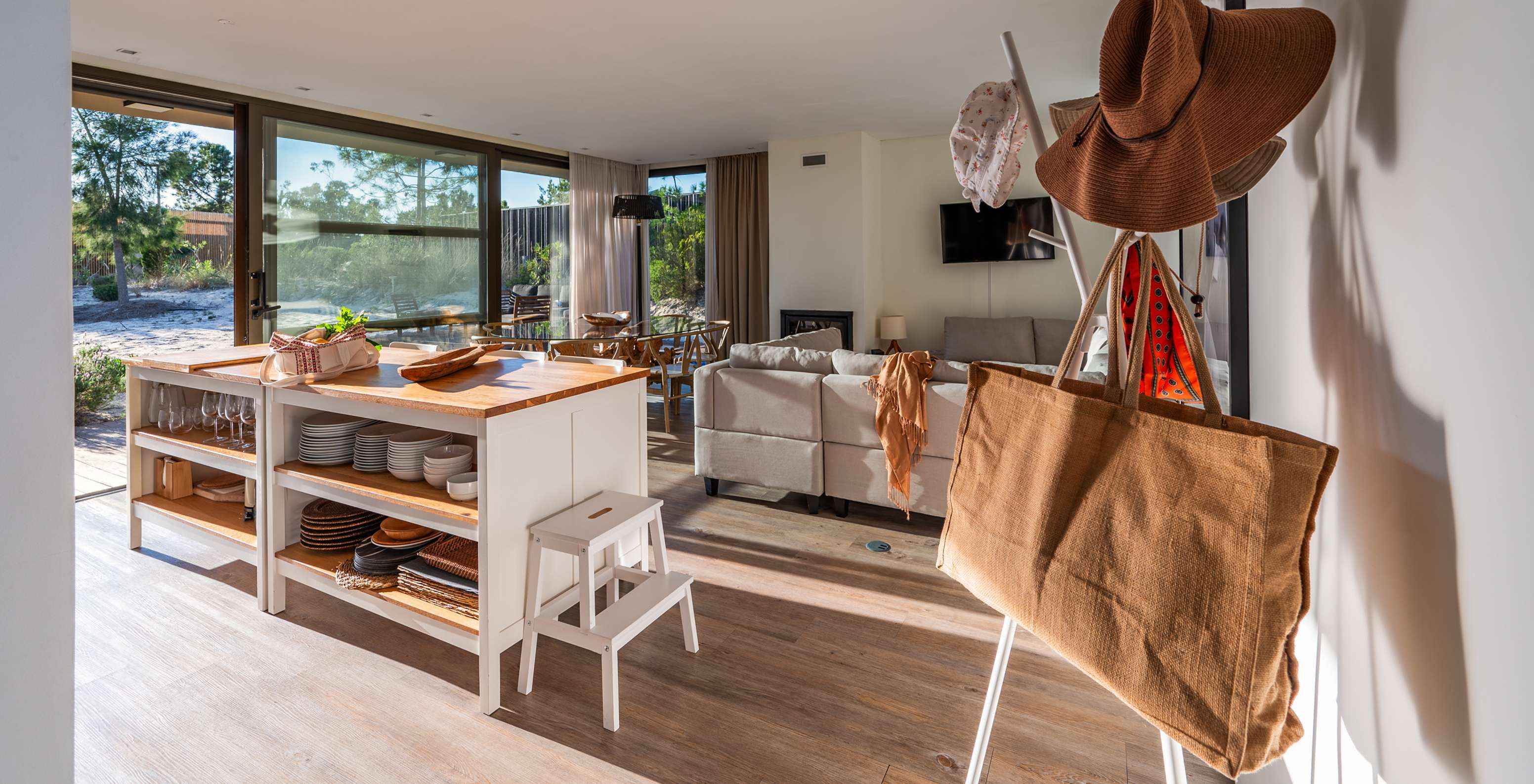 Beach Villas mit Kinderpool Pestana Tróia Eco Resort hat ein Wohnzimmer mit Küche, Sofa und Schränken