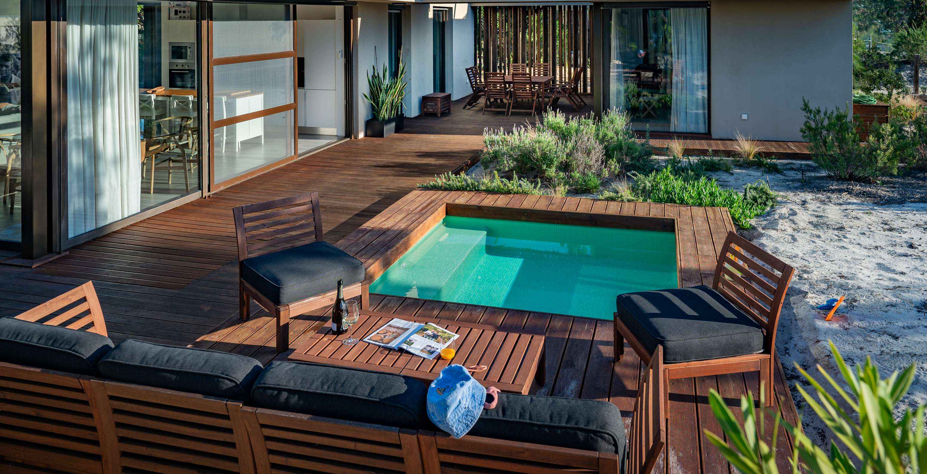 Beach Villas mit Kinderpool Pestana Tróia Eco Resort hat Sofas und Stühle am Kinderpool