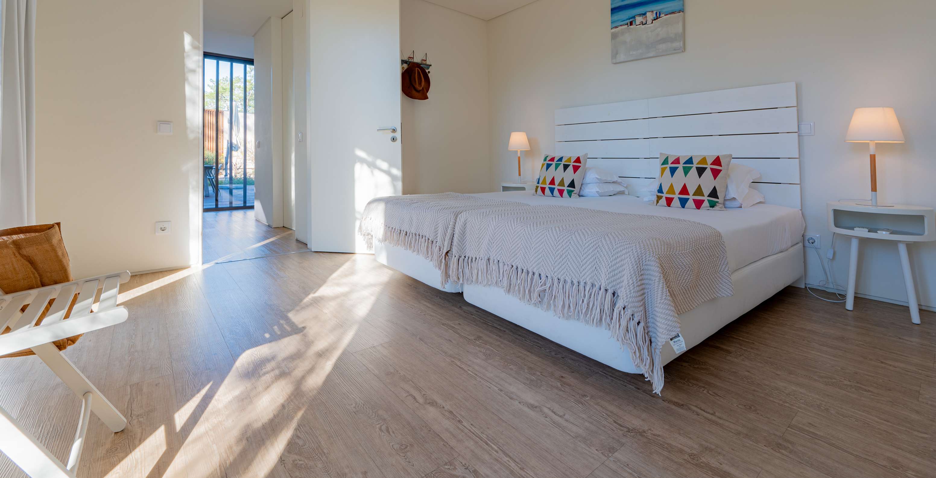 Deluxe 4 Schlafzimmer Villen mit Privatpool Pestana Tróia Eco Resort hat ein Doppelbett mit Zugang zur Terrasse