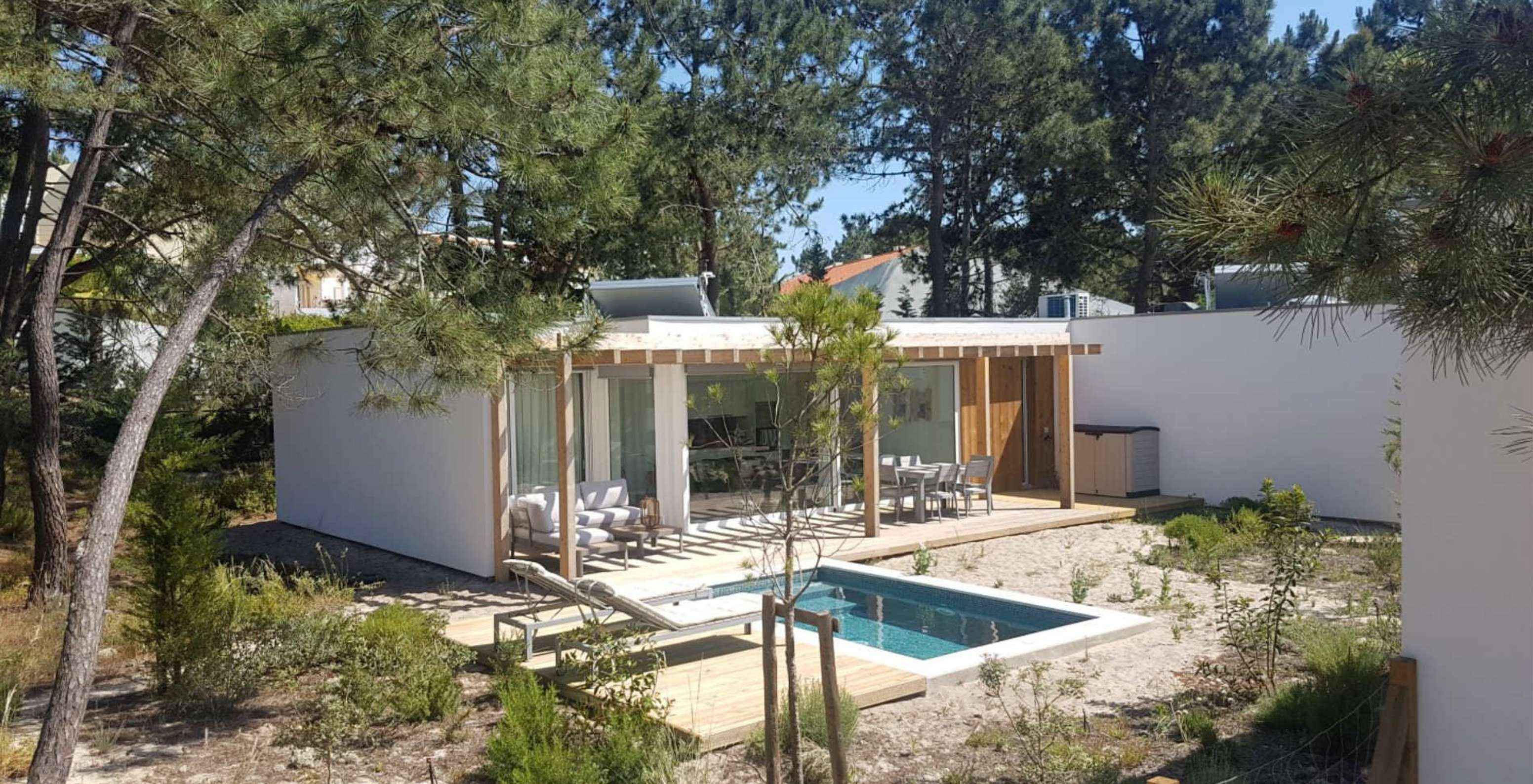 Die Green Villa mit privatem Pool T3 im Pestana Tróia Eco Resort hat einen privaten Pool mit Liegestühlen daneben