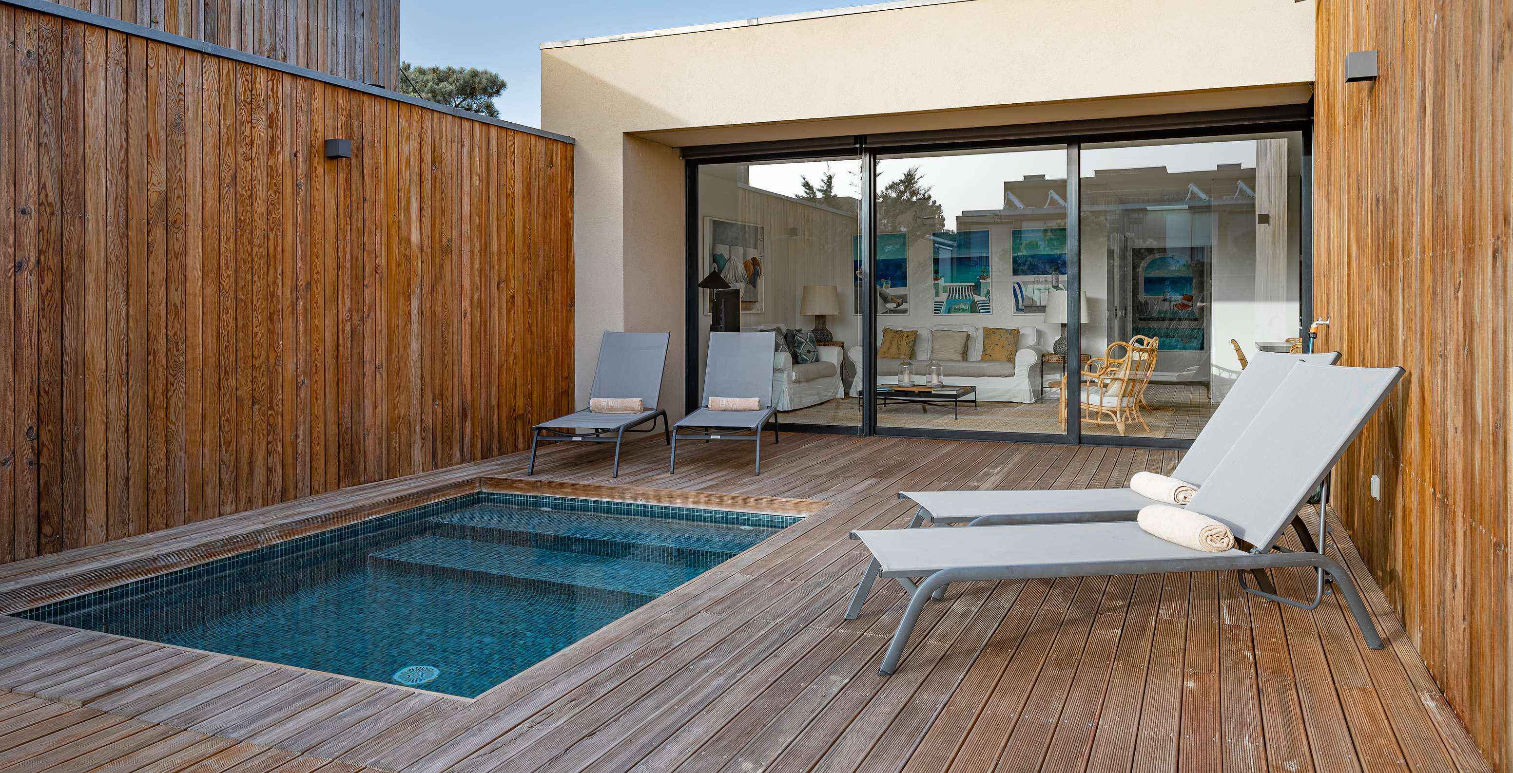 Pine Villas Pestana Tróia Eco Resort hat einen privaten Pool und zwei Liegen