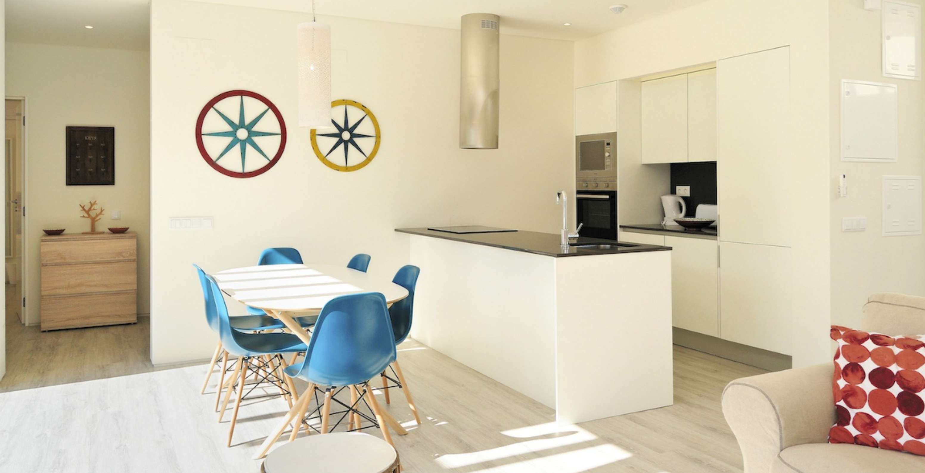 Villen mit 3 Schlafzimmern Pestana Tróia Eco Resort hat eine Küche mit Theke und einem Tisch