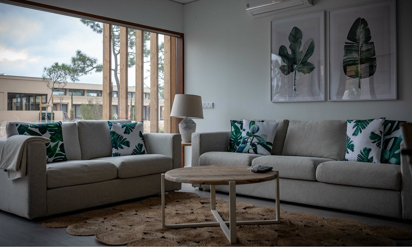 Apartment Eco Village Erdgeschoss Pestana Tróia Eco Resort hat ein Wohnzimmer mit zwei Sofas und einem Tisch