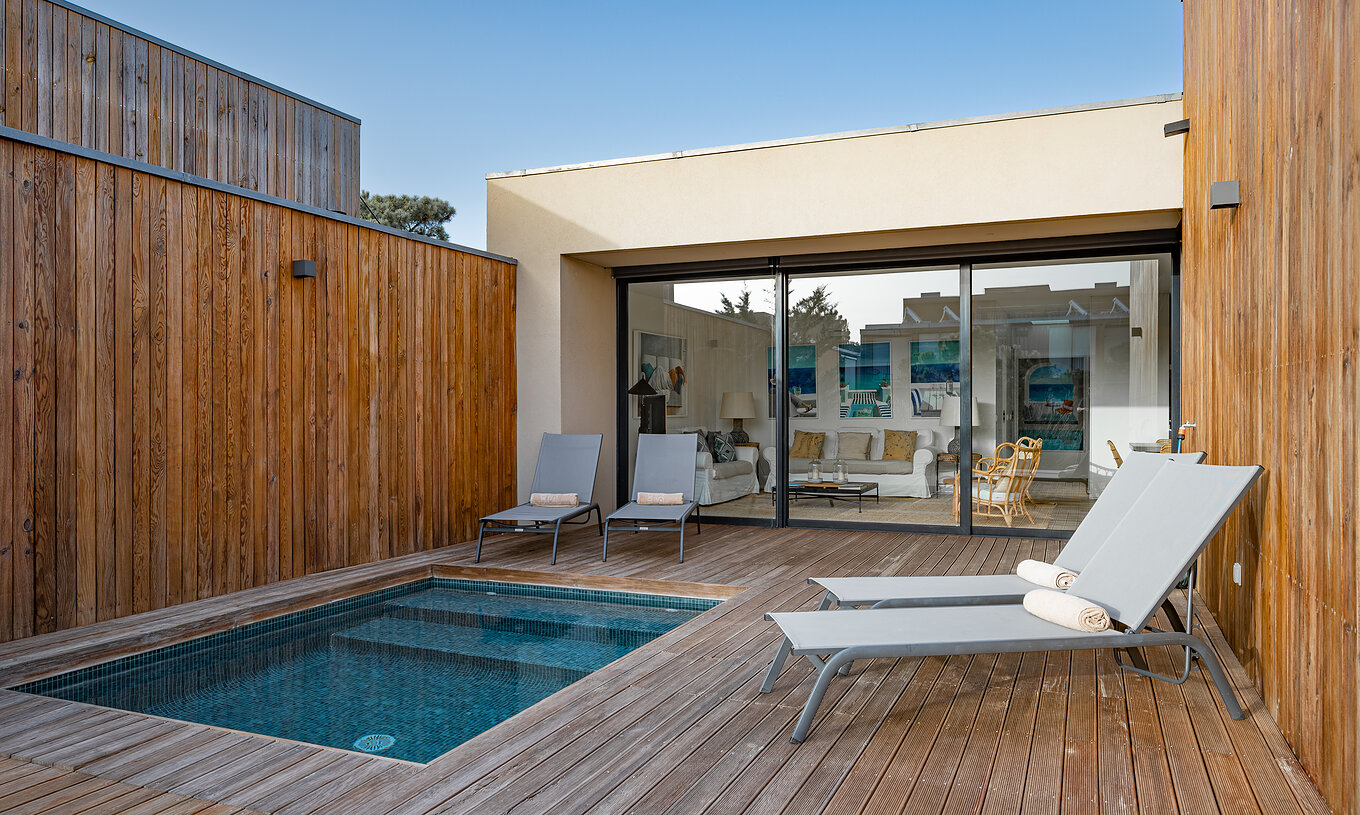 Pine Villas Pestana Tróia Eco Resort hat einen privaten Pool und zwei Liegen