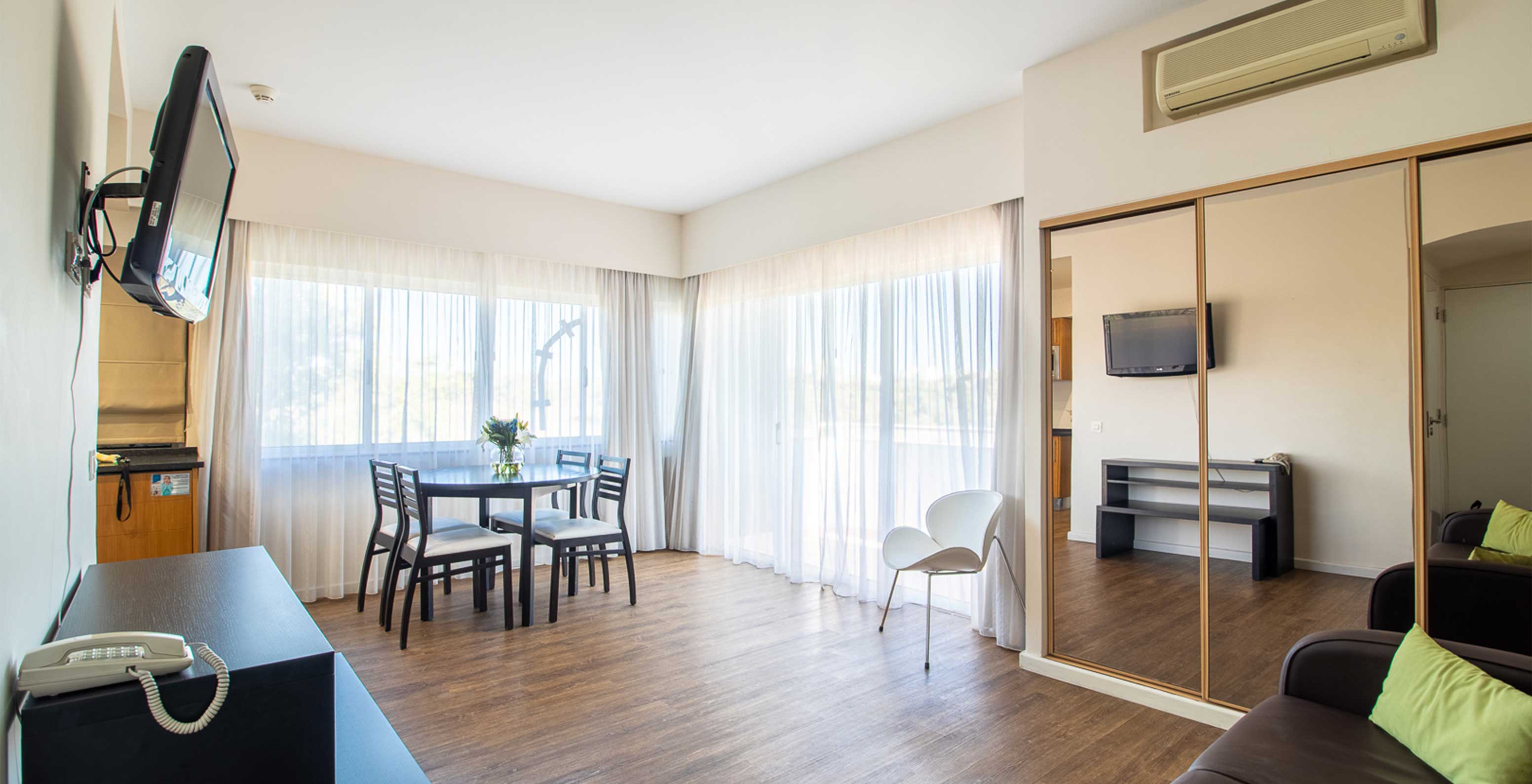 Das Apartment T1 mit Gartenblick des Pestana Alvor Atlântico hat ein Sofa mit Fernseher und Schrank