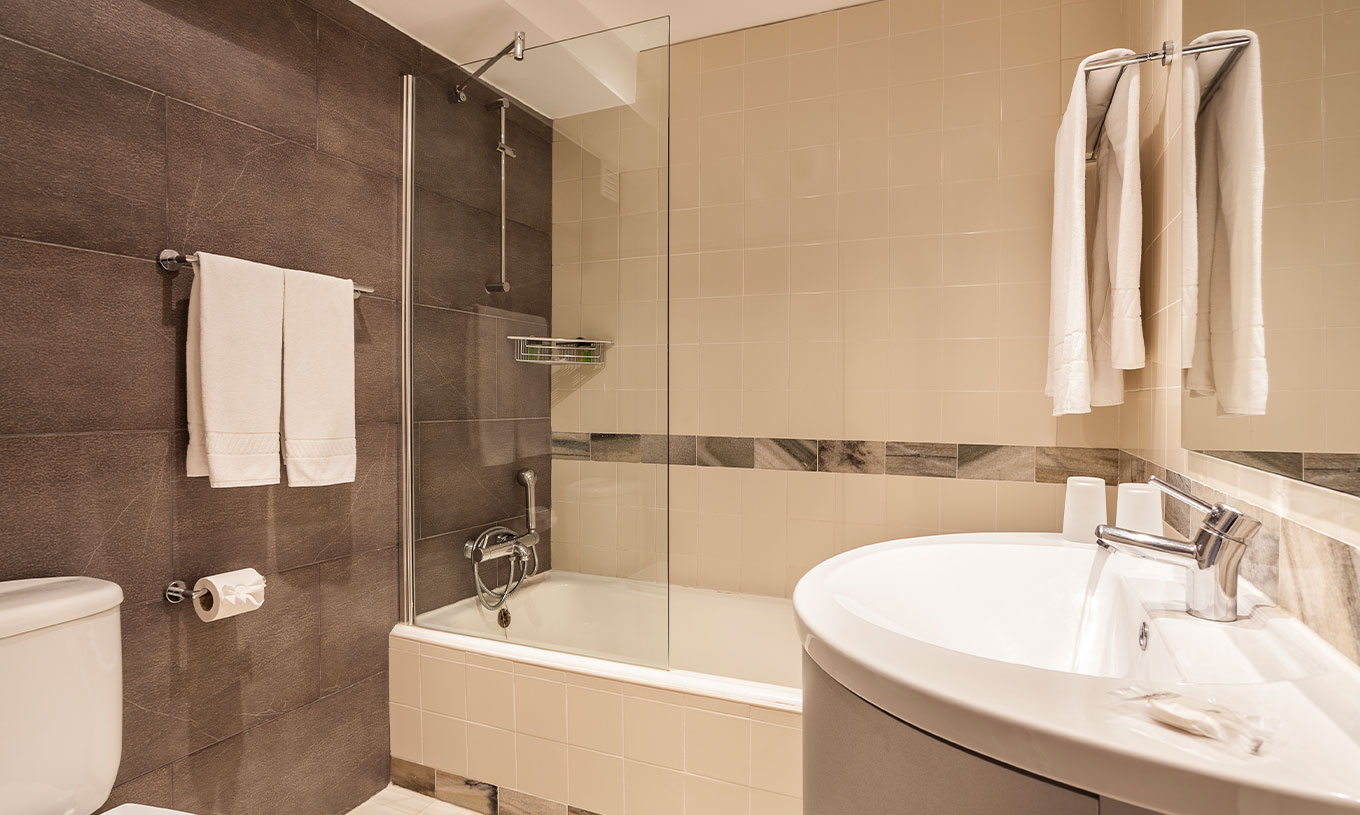 Das Meerblickstudio des Pestana Alvor Atlântico hat ein Badezimmer mit Badewanne und Dusche