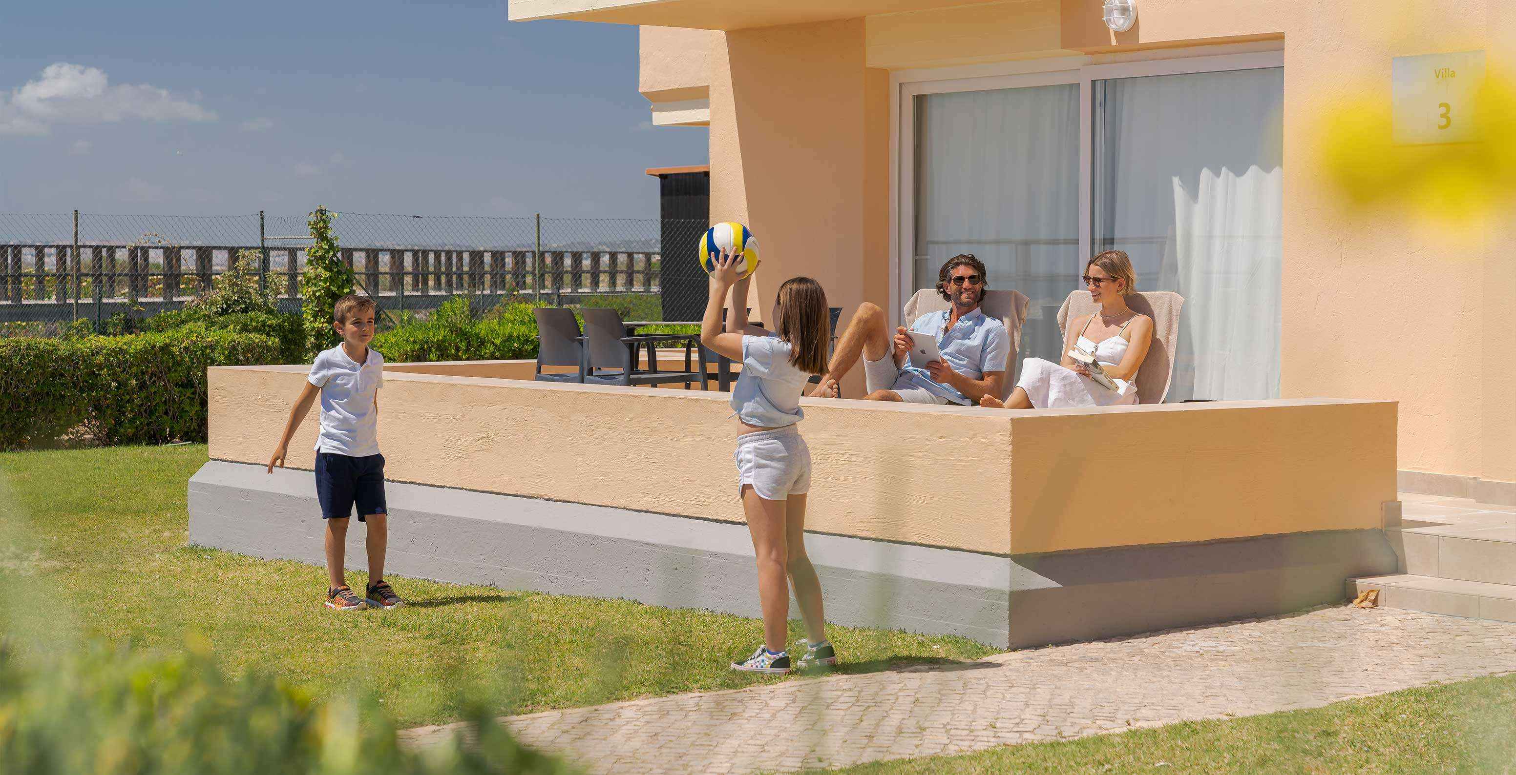 Familie entspannt in ihrer Villa und genießt die Landschaft zum Meer und Steg zum Strand von Alvor