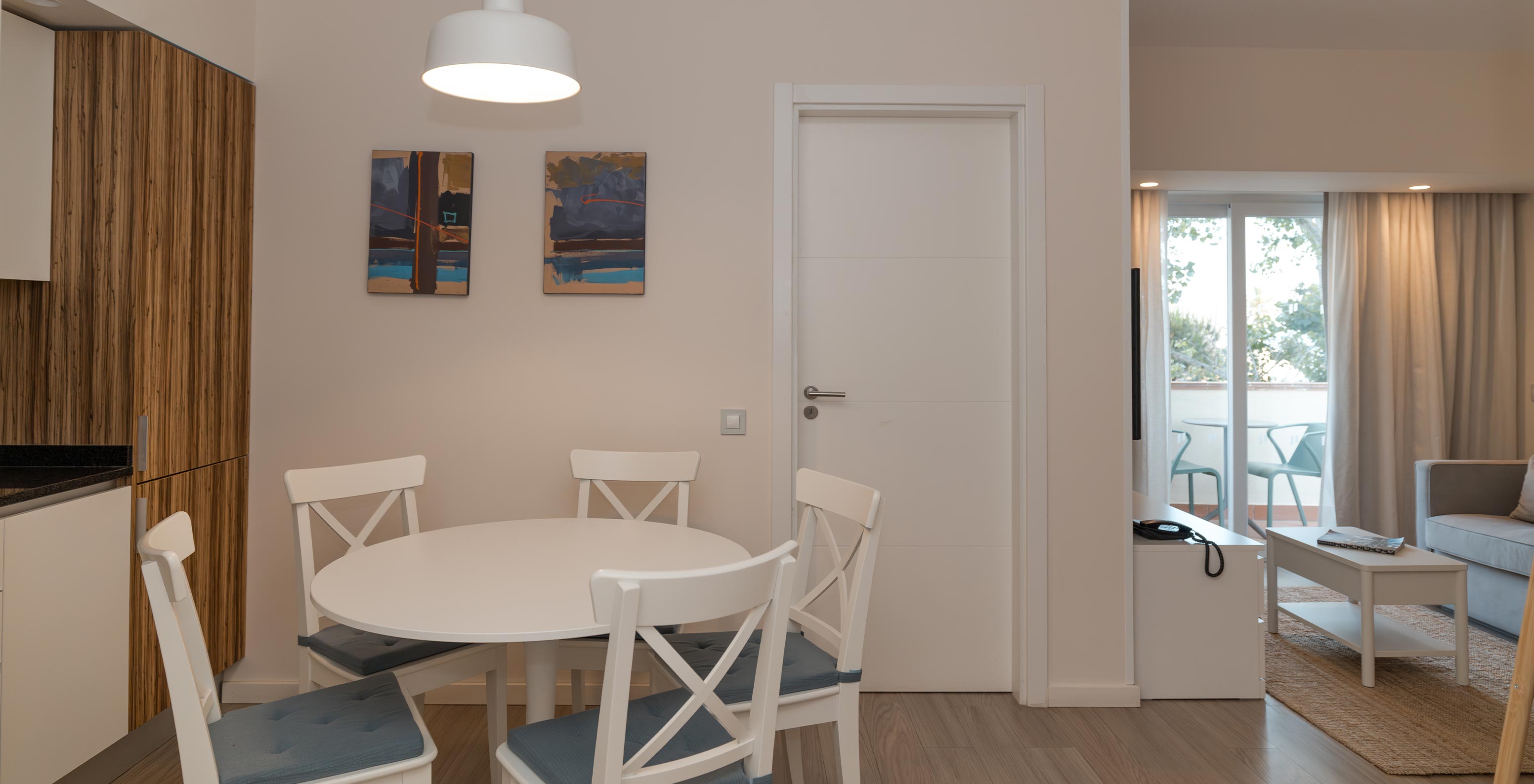 Villa 2 Schlafzimmer Gartenblick im Pestana Alvor Beach Villas hat Wohnzimmer mit Sofa, Balkonzugang und Esstisch