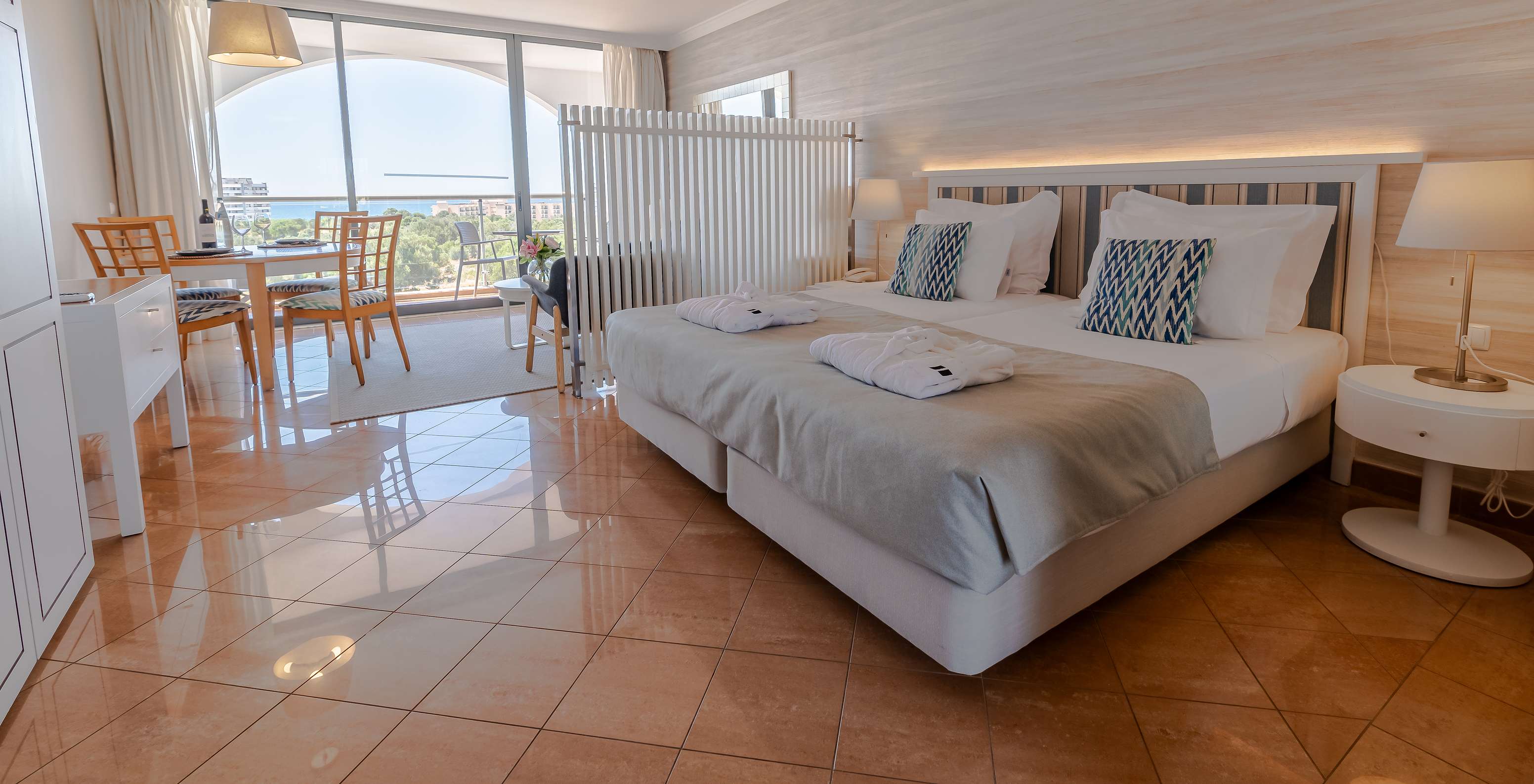 Das T0 - Premium Studio im Pestana Alvor Park hat ein Doppelbett, einen Esstisch und einen Balkon