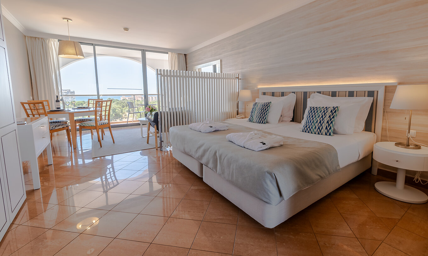 Das T0 - Premium Studio im Pestana Alvor Park hat ein Doppelbett, einen Esstisch und einen Balkon