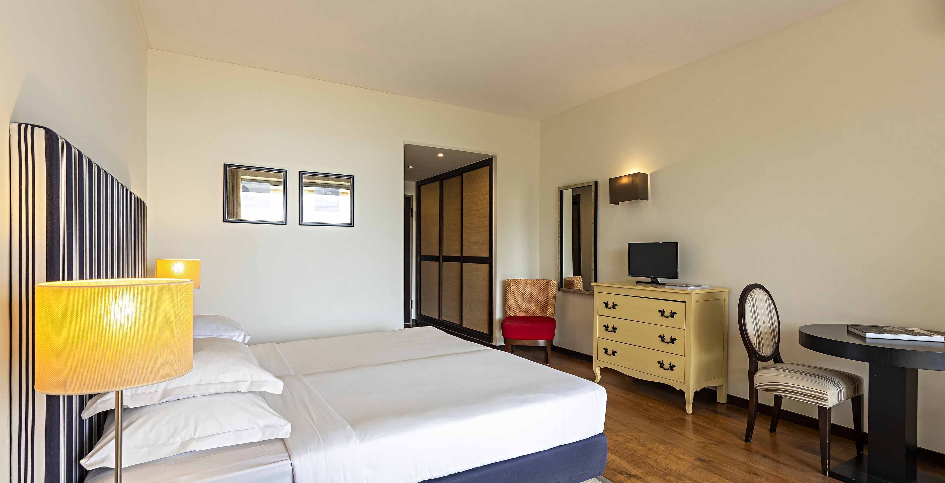 Das Cliff Studio im Pestana Alvor Praia hat ein Schlafzimmer mit einem Doppelbett, Fernseher, Spiegel und Kleiderschrank