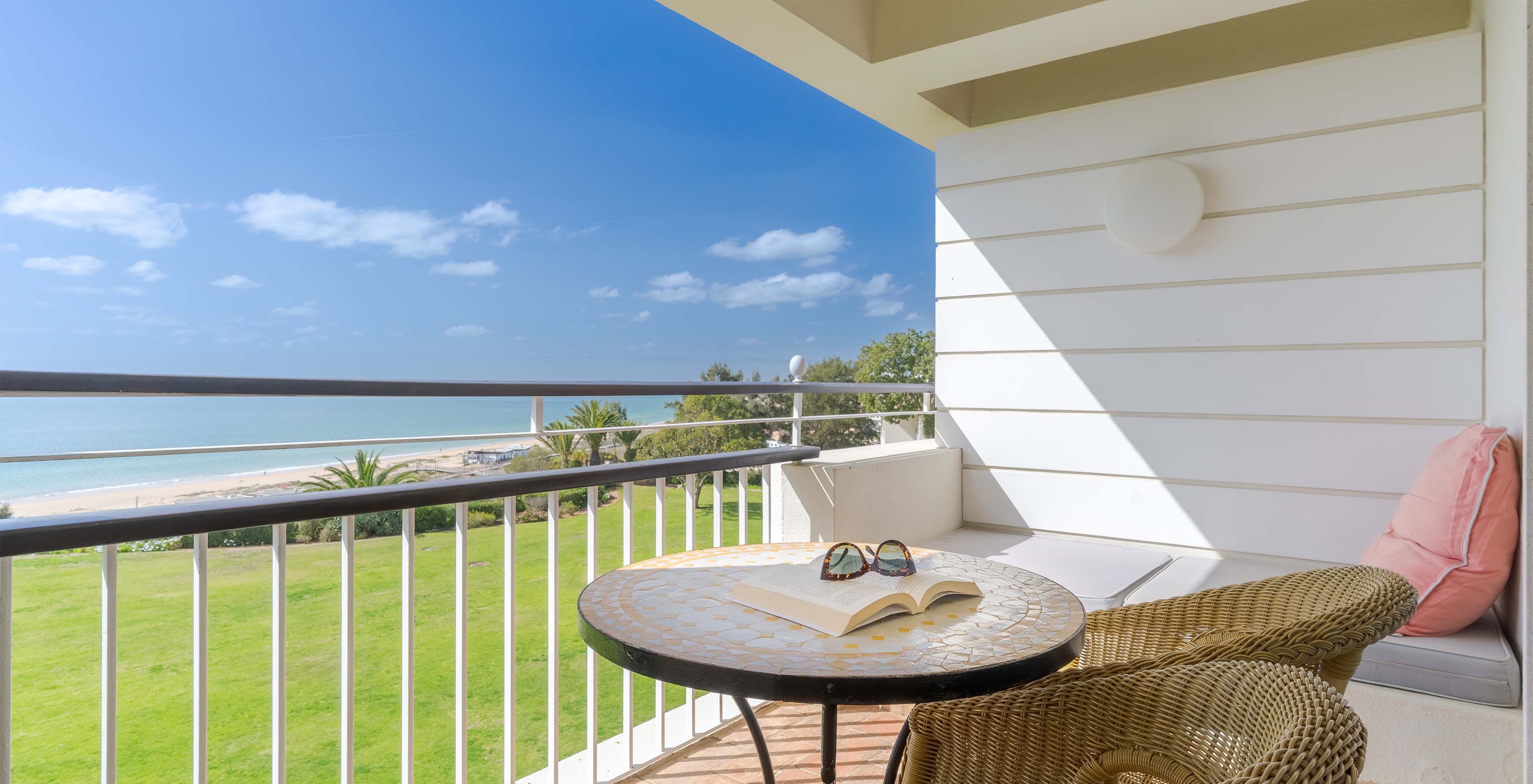 Das Deluxe mit Meerblick im Pestana Alvor Praia hat einen Balkon mit Stühlen, Tisch und Sofa mit Meerblick