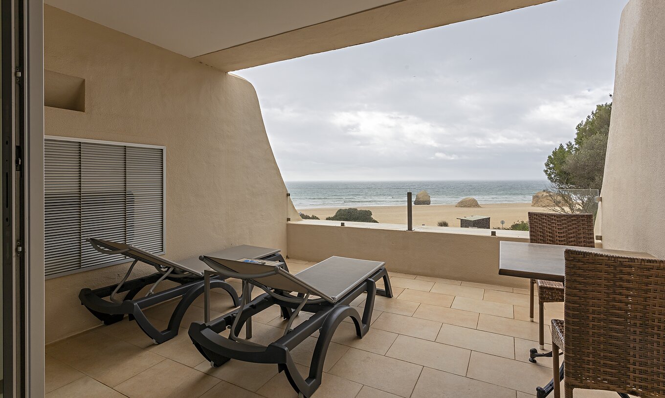 Das Cliff Studio im Pestana Alvor Praia verfügt über einen Balkon mit zwei Liegestühlen und Blick auf den Strand
