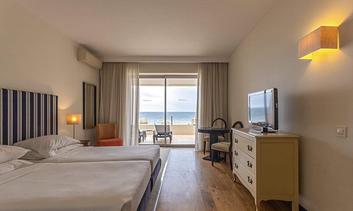 Die Cliff Suite T1 im Pestana Alvor Praia hat ein Doppelzimmer mit Kommode, TV und Balkon mit Aussicht