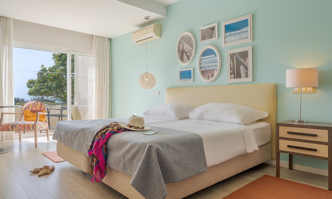 Das Studio mit Meerblick im Pestana Alvor Praia hat ein Doppelbett, Klimaanlage, Lampen, Holzfußboden und Fenster