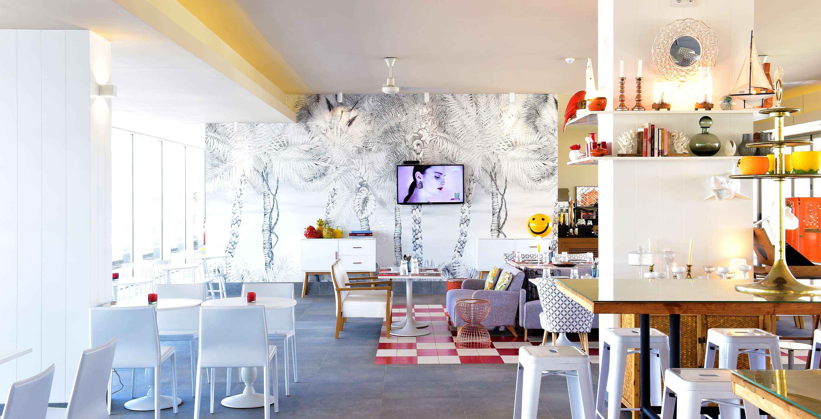 Das Pestana Alvor South Beach hat einen perfekten Innenbereich zum Entspannen, wo Sie fernsehen und Snacks genießen können