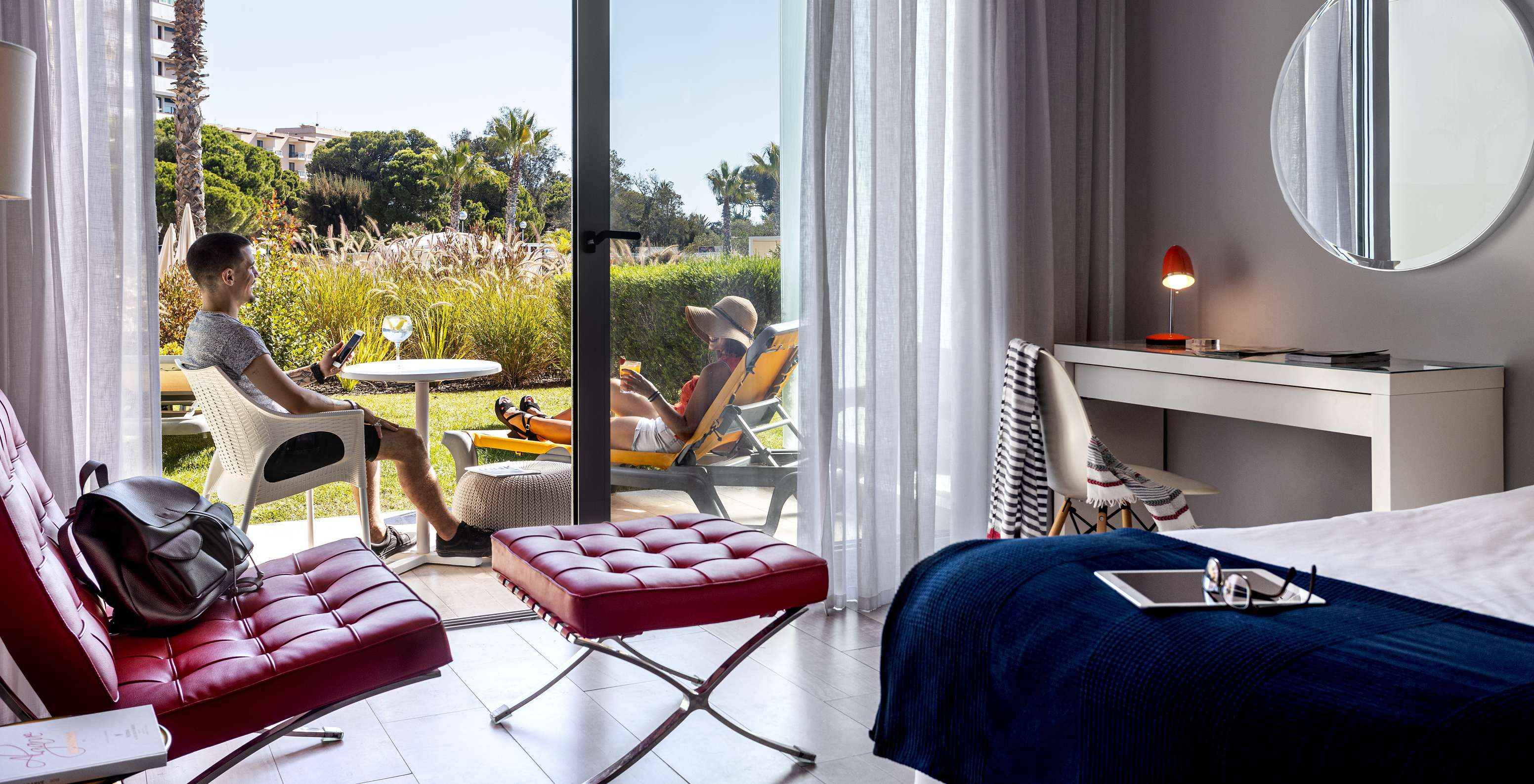 Die Deluxe Poolblick Suite im Pestana Alvor South Beach hat eine Terrasse mit Stühlen