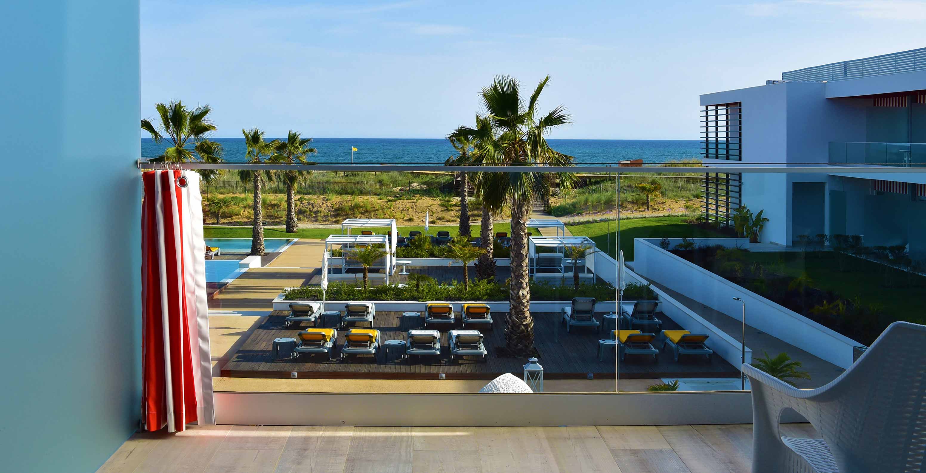 Die Doppel Suite Meerblick im Pestana Alvor South Beach hat einen Balkon mit Blick auf Pool und Meer