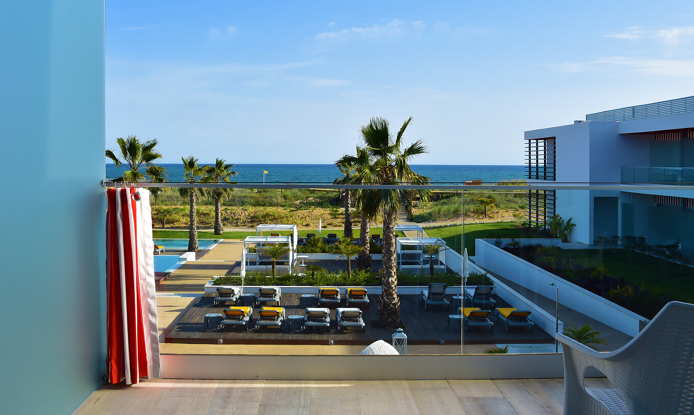Die Deluxe Balkon Meer- oder Poolblick Suite - Exklusive Website von Pestana Alvor South Beach hat einen Balkon