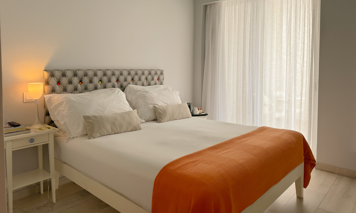 Die Deluxe - Exklusive Website von Pestana Alvor South Beach hat ein Doppelbett mit Balkon