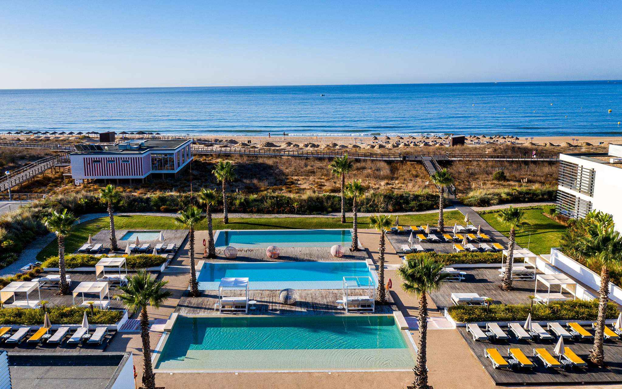Außenbereich der Pools und Liegen des Pestana Alvor South Beach mit direktem Strandzugang