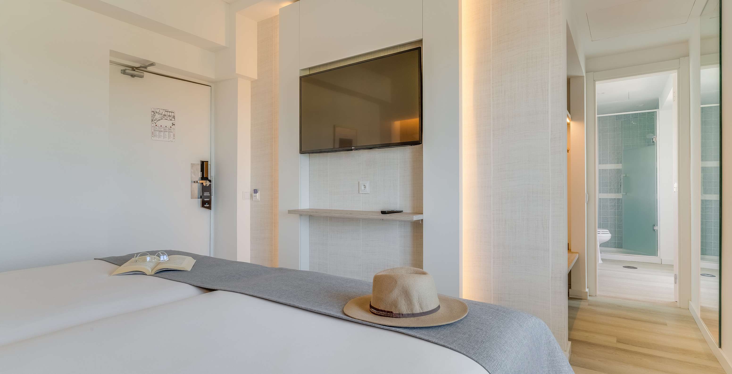 Das Klassische Zimmer mit Gartenblick im Pestana Blue Alvor Beach hat zwei Einzelbetten und einen Fernseher davor