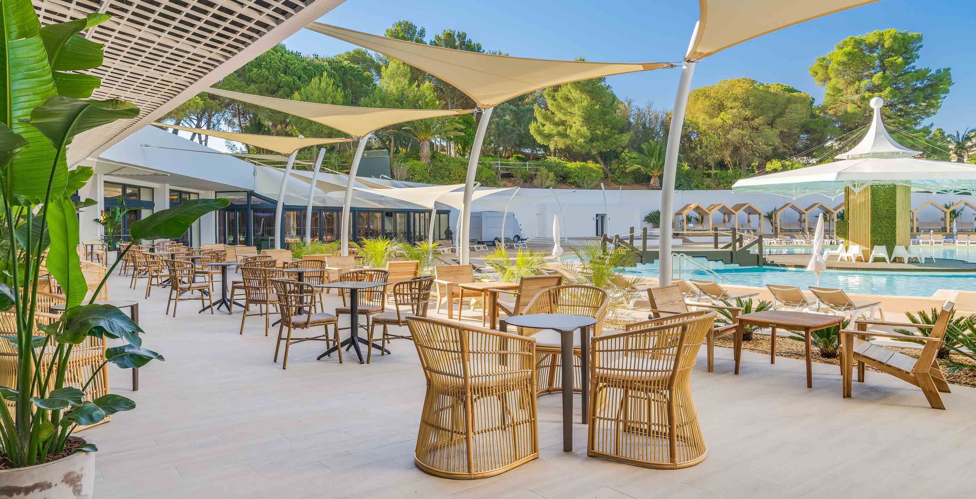 Die Coral Bar im All-Inclusive-Hotel an der Algarve verfügt über einen Außenbereich mit Tischen am Pool.