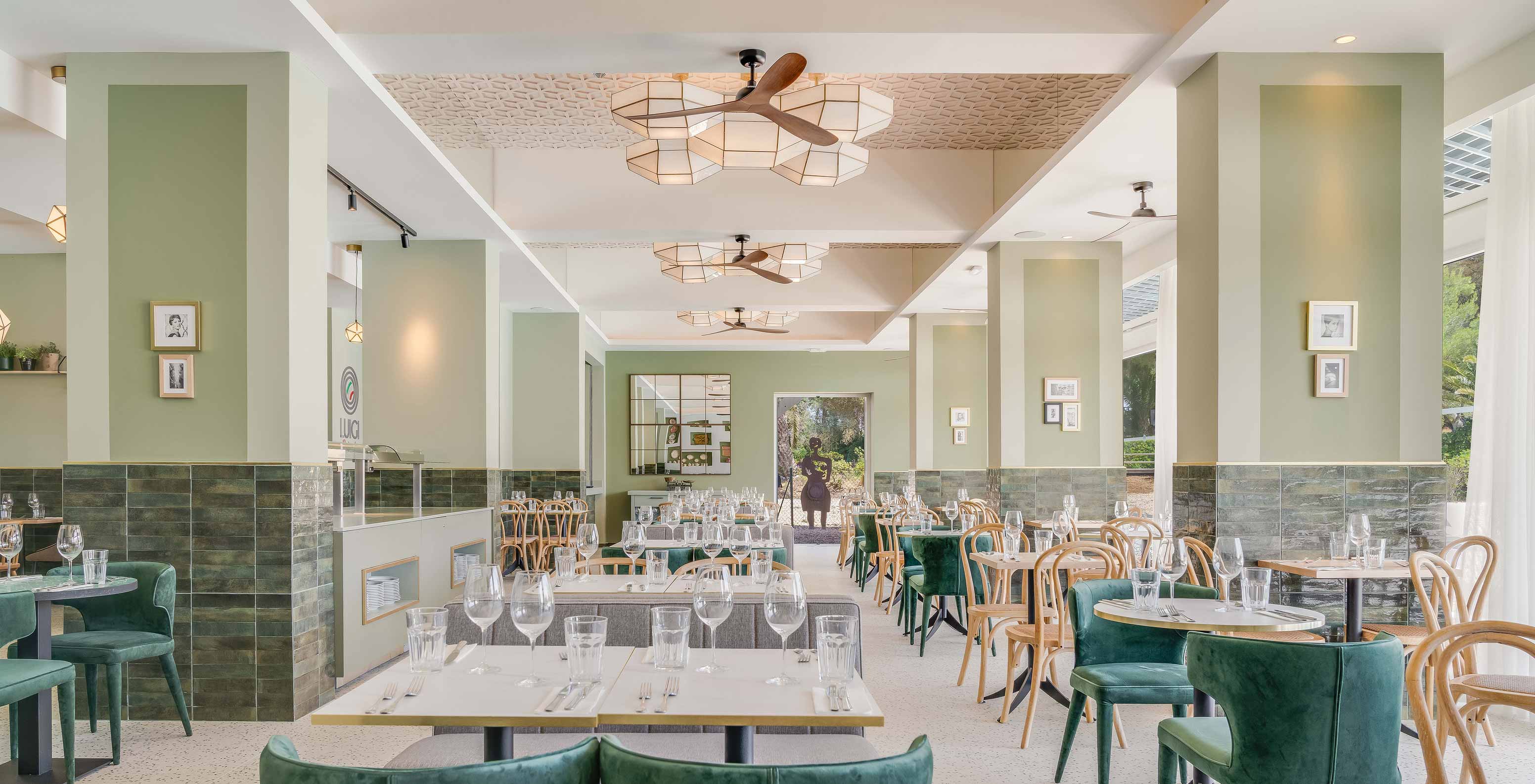 Das Restaurant Luigi im All-Inclusive-Hotel an der Algarve verfügt über Tische mit Sofas und bequemen Stühlen zum Essen