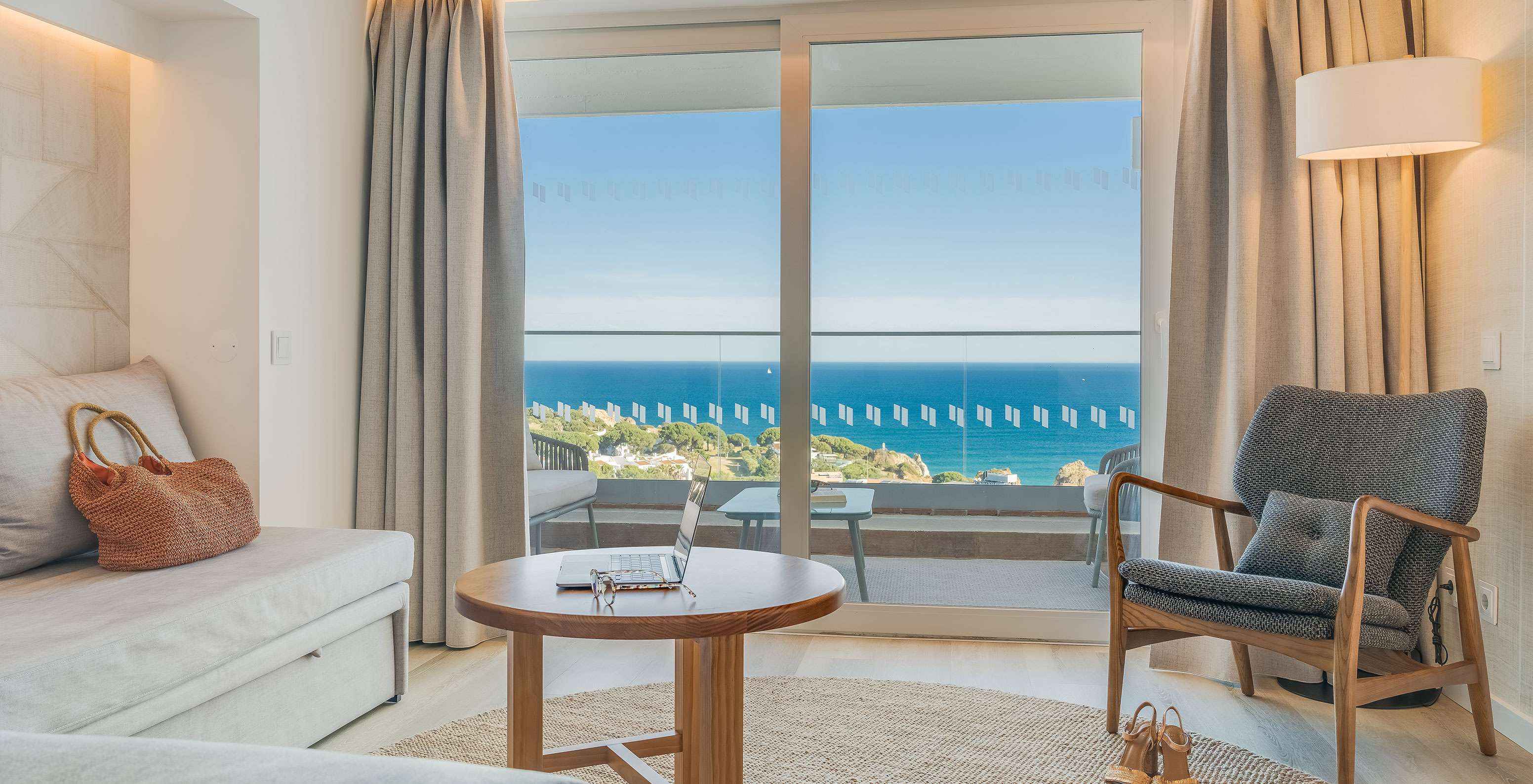 Das Klassische Zimmer mit Meerblick im Pestana Blue Alvor Beach hat einen Balkon mit einem Tisch und zwei Stühlen