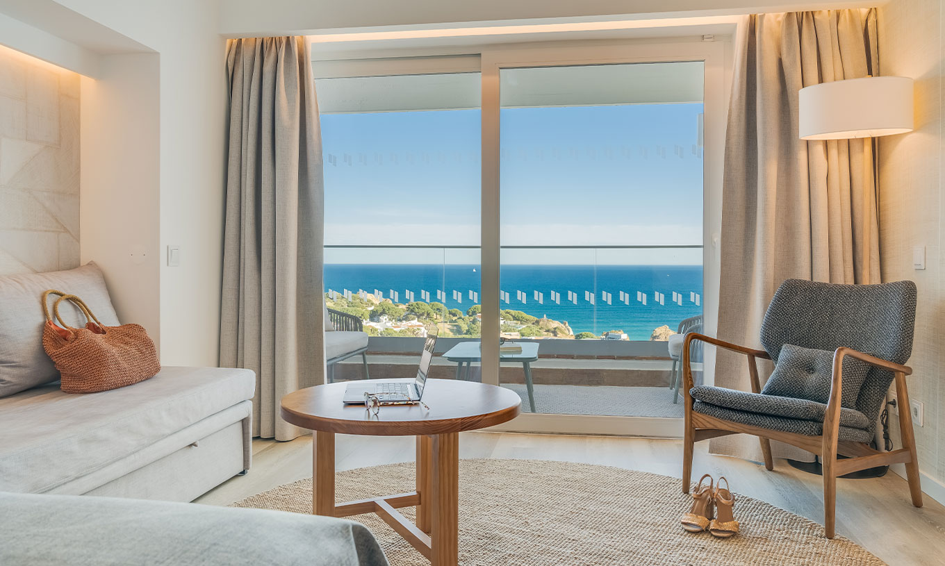 Das Klassische Zimmer mit Meerblick im Pestana Blue Alvor Beach hat einen Balkon mit einem Tisch und zwei Stühlen