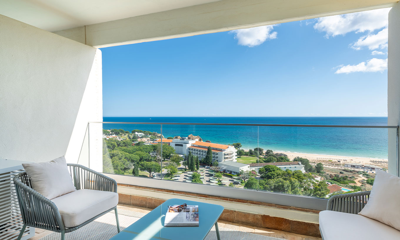 Das Superior Familienzimmer mit Meerblick im Pestana Blue Alvor Beach hat einen Balkon mit Tisch und zwei Stühlen