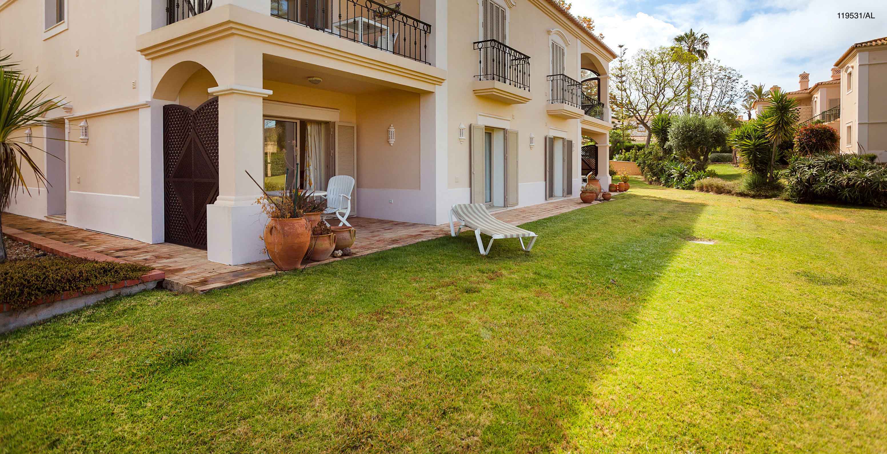 Die Wohnung Pestana Carvoeiro Golf T1 Standard hat einen Außenbereich mit Balkon und Rasen