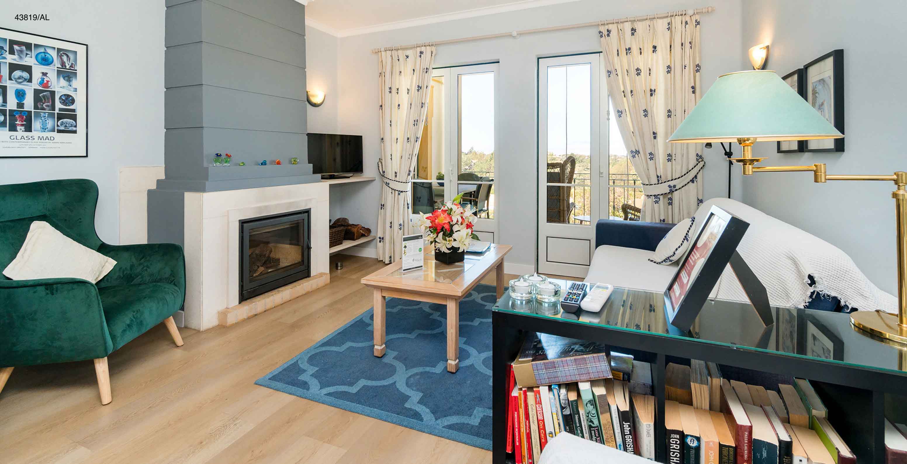 Die Wohnung Pestana Carvoeiro Golf T1 Superior hat ein Wohnzimmer mit Kamin, Sofa und Beistelltischen