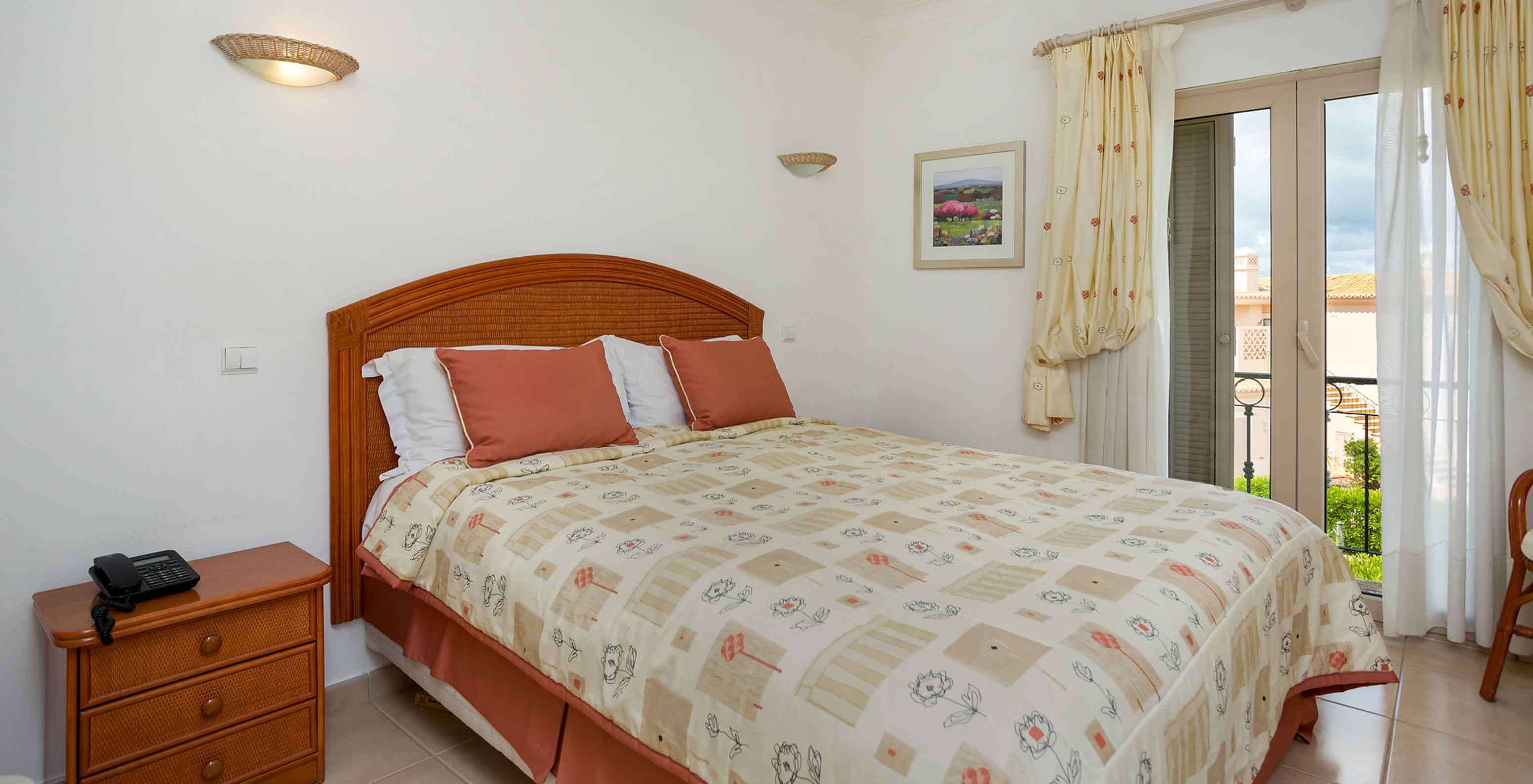 Die Wohnung Pestana Carvoeiro Golf T2 Standard hat ein Schlafzimmer mit Doppelbett und zwei Nachttischen