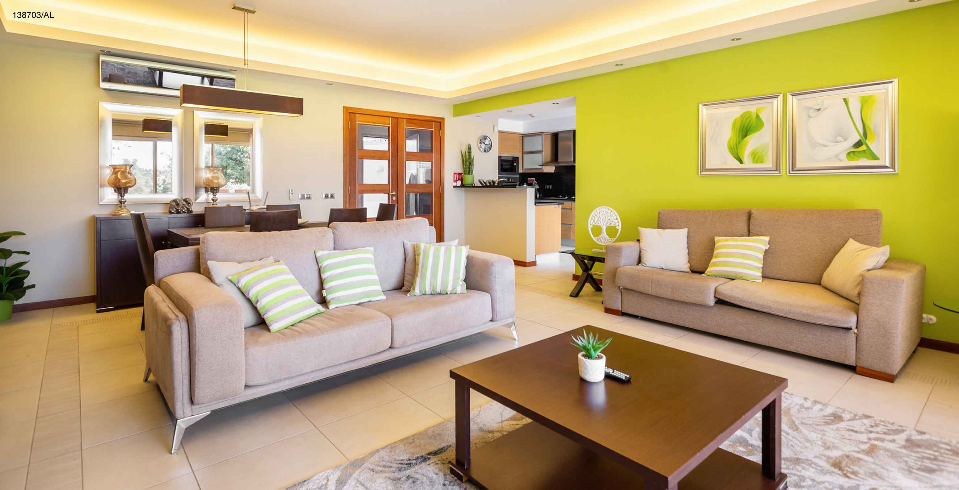 Die Wohnung Pestana Carvoeiro Golf T2 Superior hat ein Wohnzimmer mit zwei beigen Sofas und einem Couchtisch