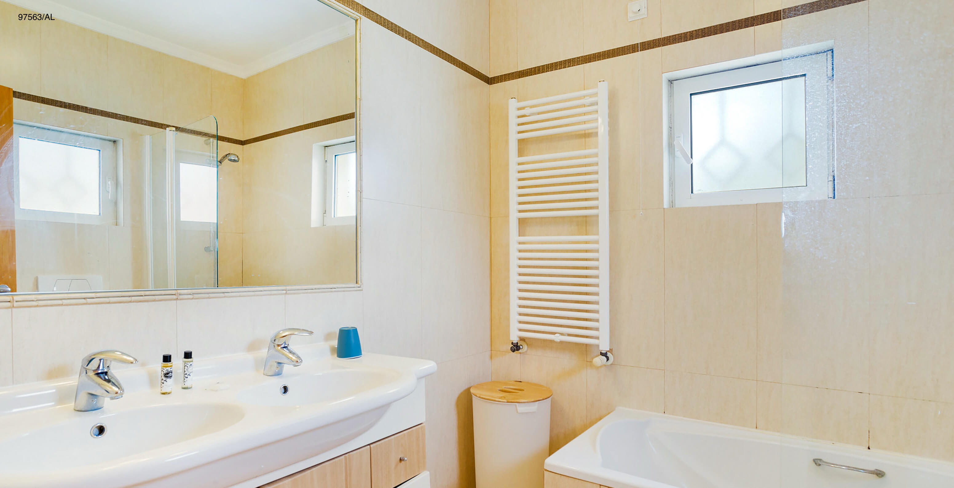 Die Wohnung Pestana Carvoeiro Golf T3 Superior hat ein Bad mit zwei Waschbecken, Badewanne und Spiegel
