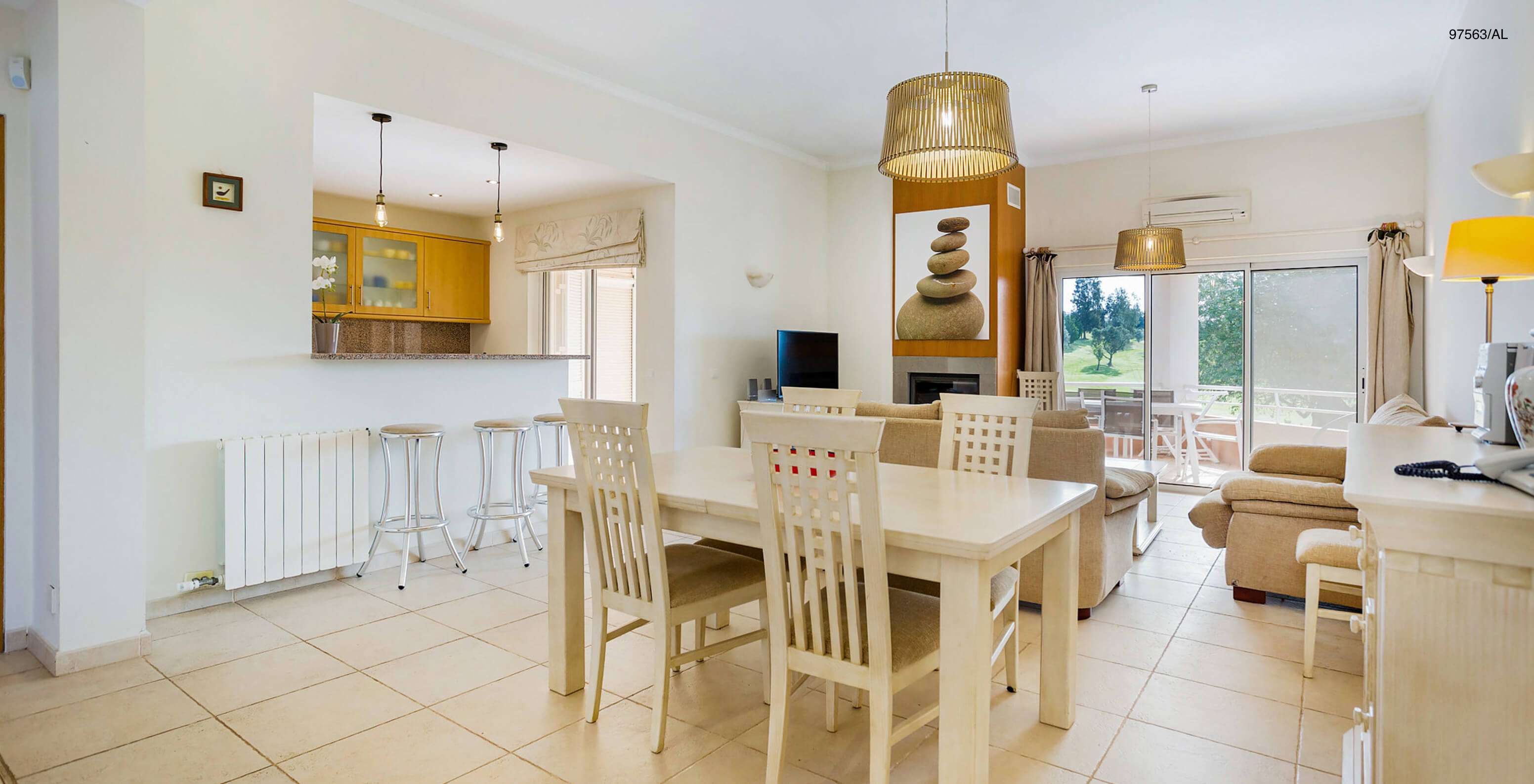 Die Wohnung Pestana Carvoeiro Golf T3 Superior hat ein Esszimmer mit Blick auf die Küche, Tisch und vier Stühle