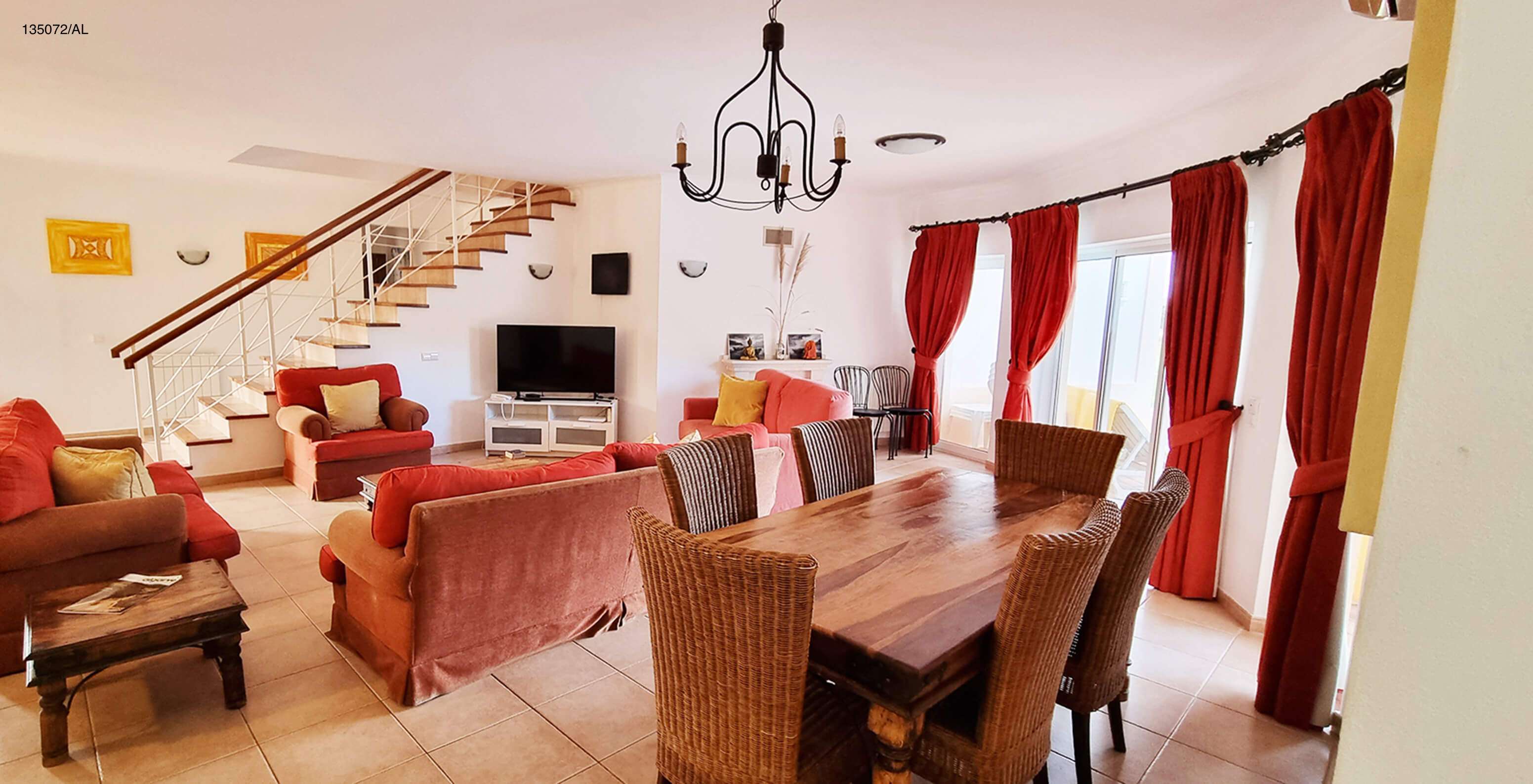 Die Villa Pestana Carvoeiro Golf V3 Standard hat ein Wohnzimmer mit Sofas, Sesseln und einem Tisch mit Stühlen