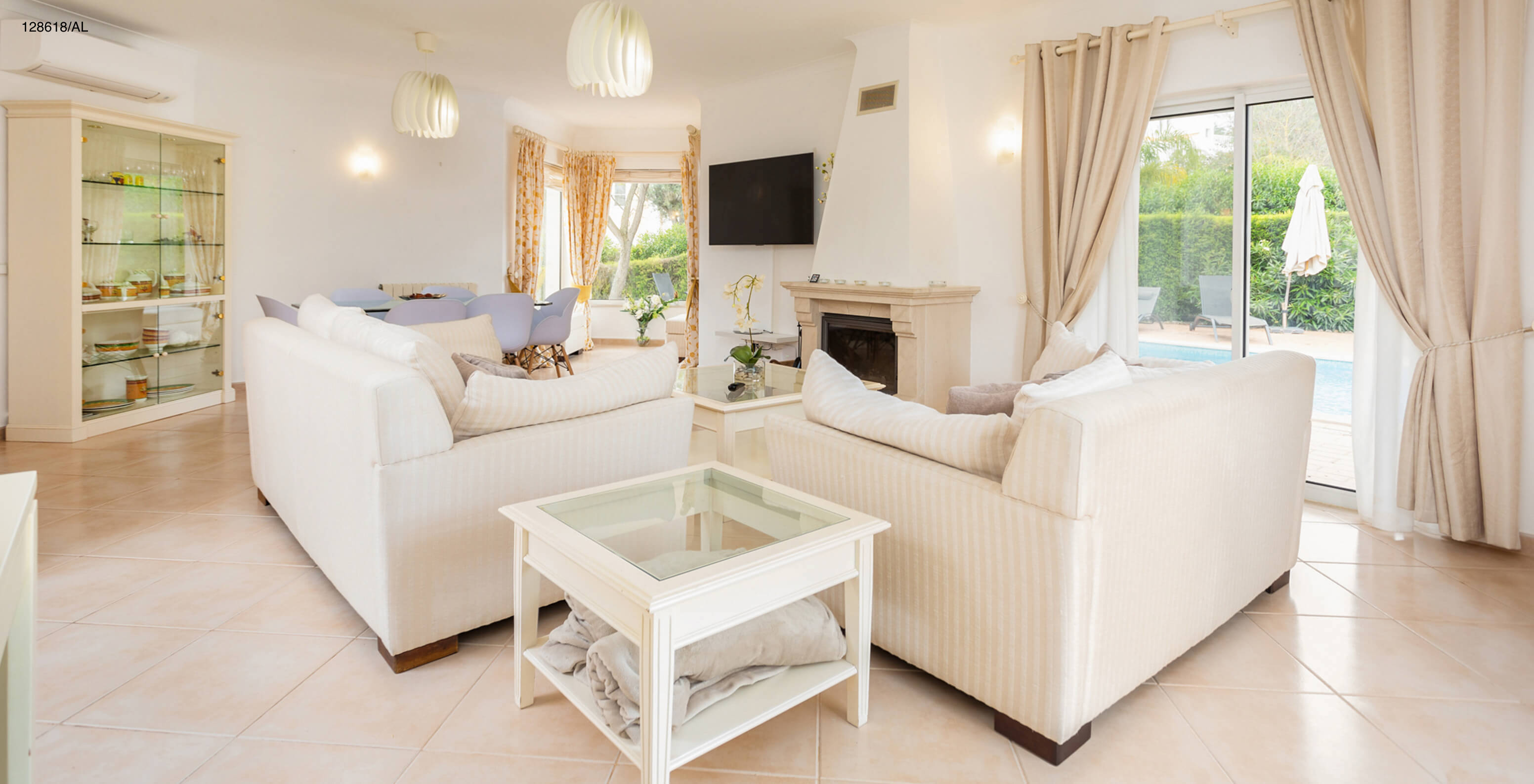 Die Villa Pestana Carvoeiro Golf V3 Superior hat ein Wohnzimmer mit zwei Sofas, TV und Außenblick