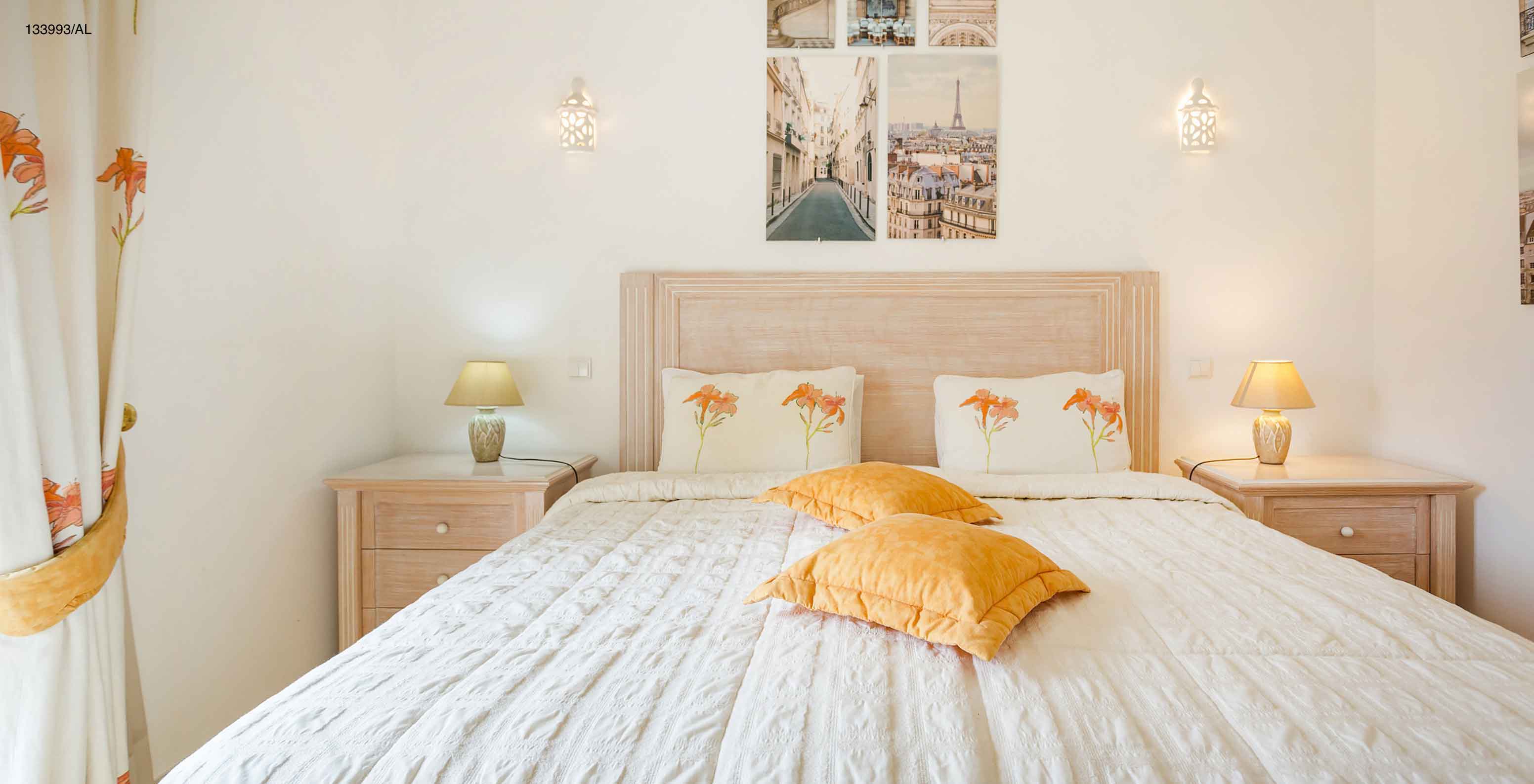 Die Wohnung Pestana Carvoeiro Golf T2 Superior hat ein Schlafzimmer mit Doppelbett und zwei Nachttischen