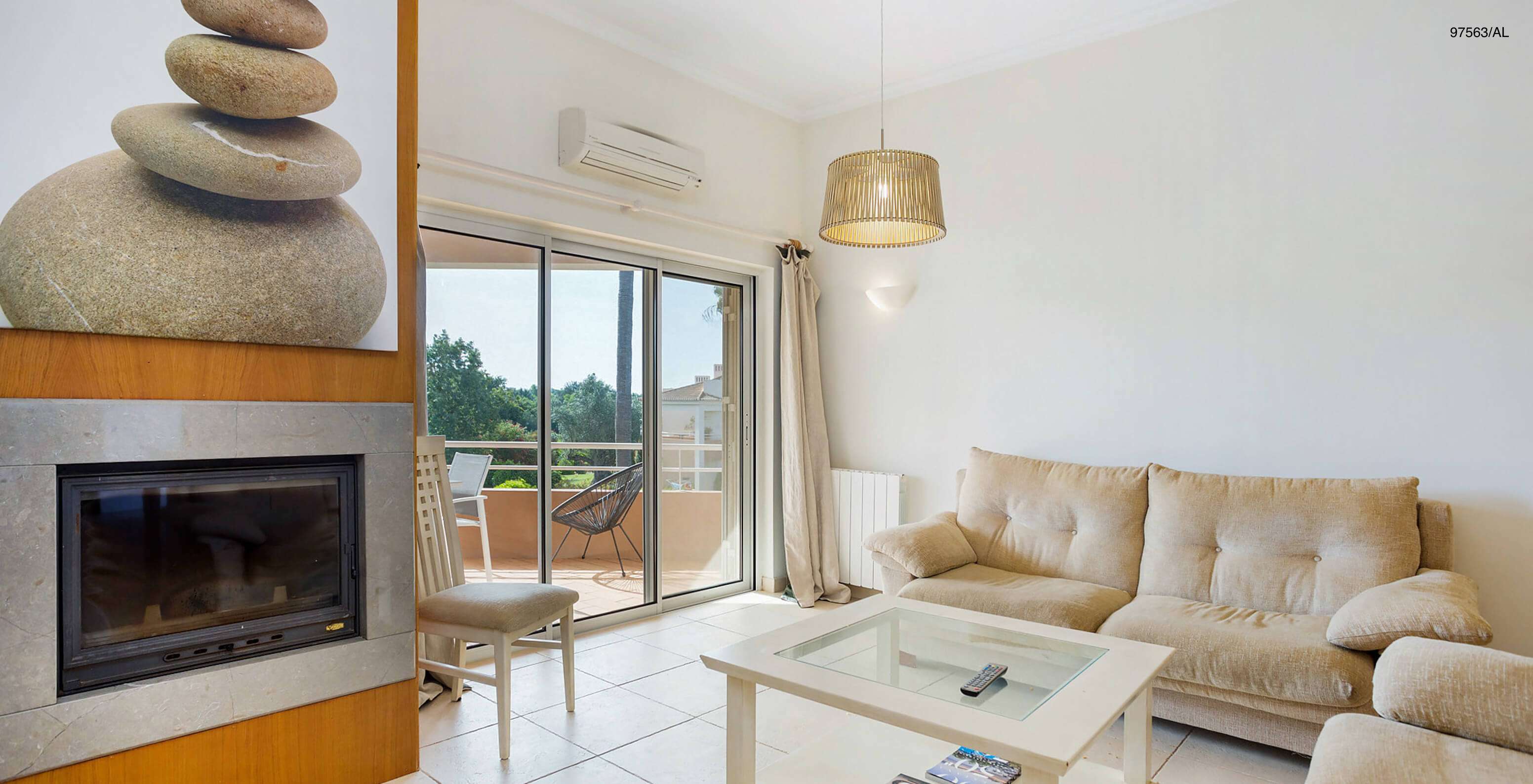Die Wohnung Pestana Carvoeiro Golf T3 Superior hat ein Wohnzimmer mit Kamin, Sofas und Couchtisch