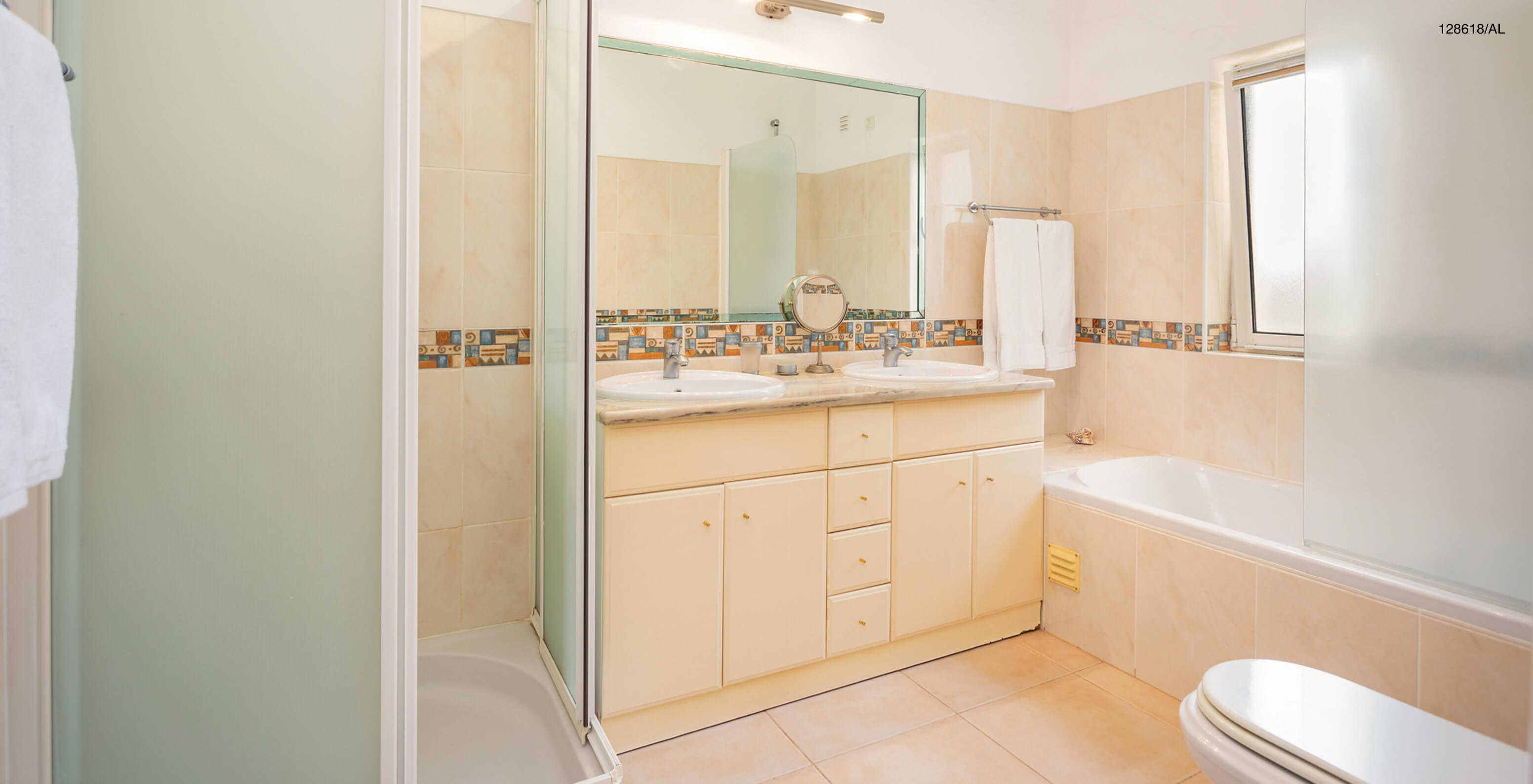 Die Villa Pestana Carvoeiro Golf V3 Superior hat ein Bad mit Badewanne, Dusche und Waschbecken mit Spiegel